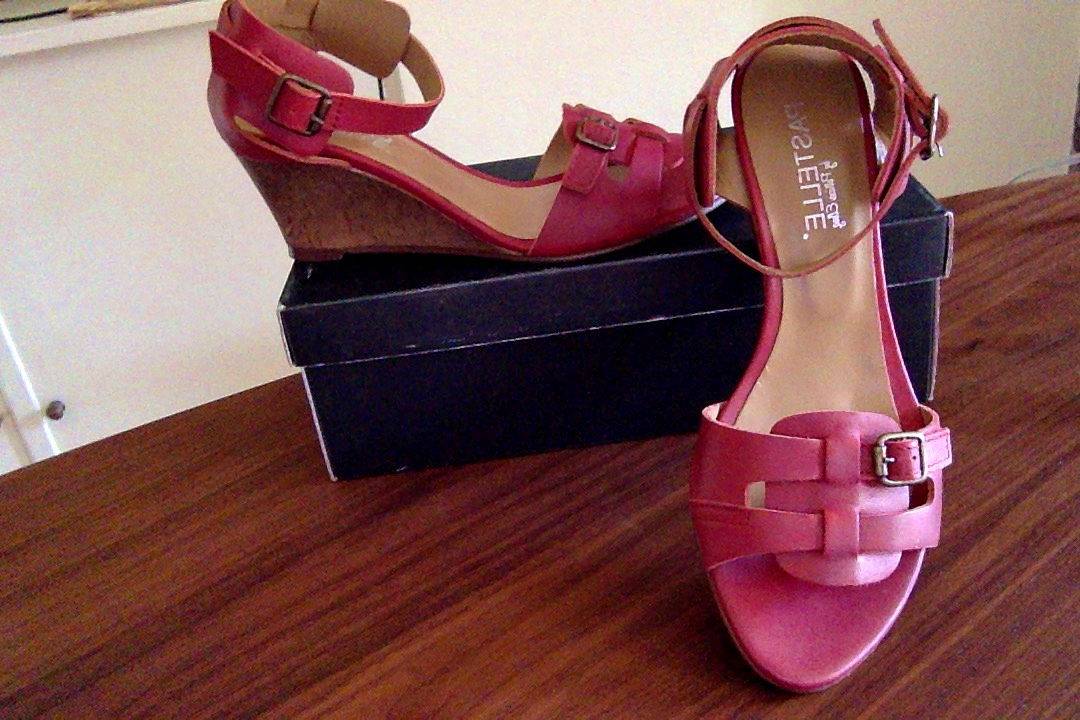 Sandales rouge cuir Pastelle pointure 39