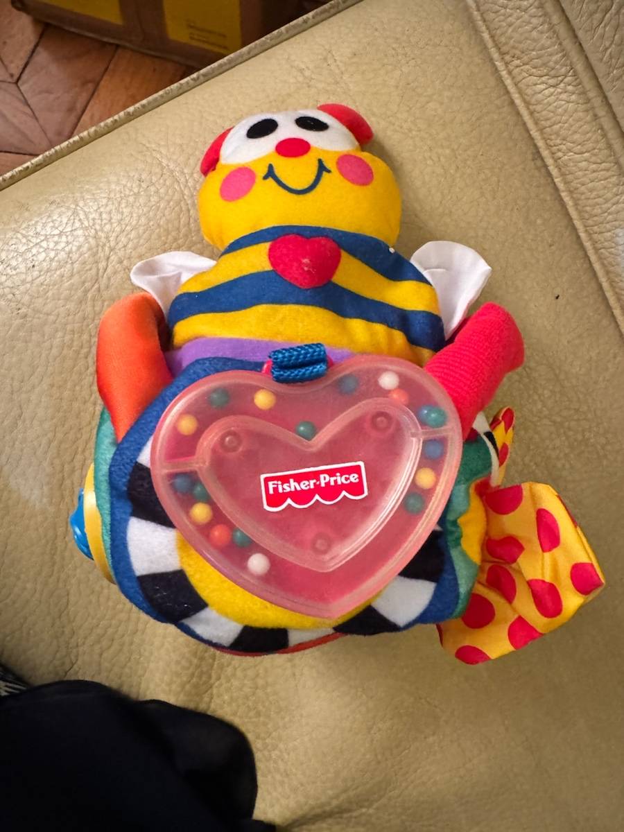 Peluche d’éveil avec hochet Fisher price