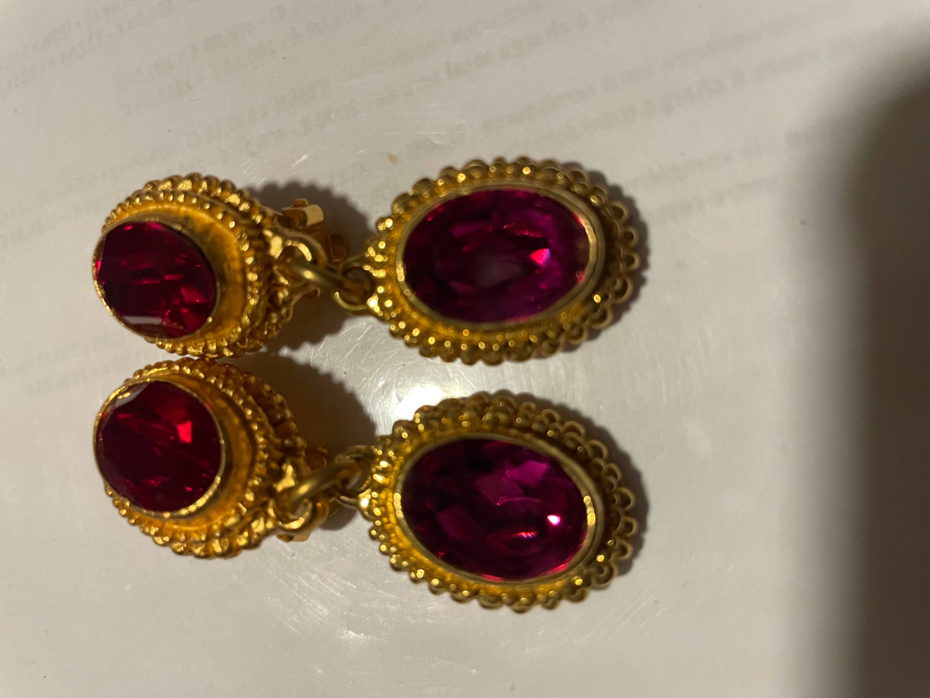 Vends clip, pendant ovale perlé doré avec strass Rouge / fuchsia Antigona
