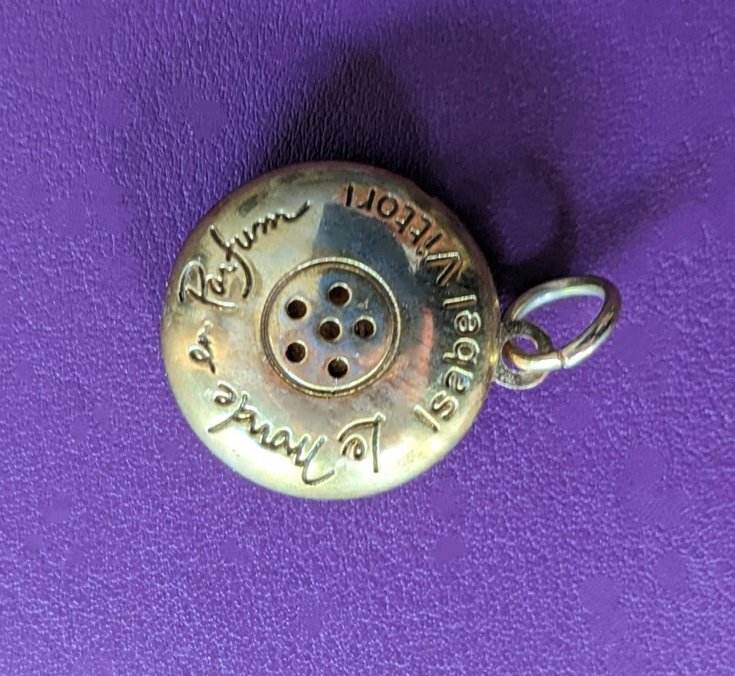 Collier Gravé Rose Le Monde En Parfum - Pendentif Rond Doré, D'occasion