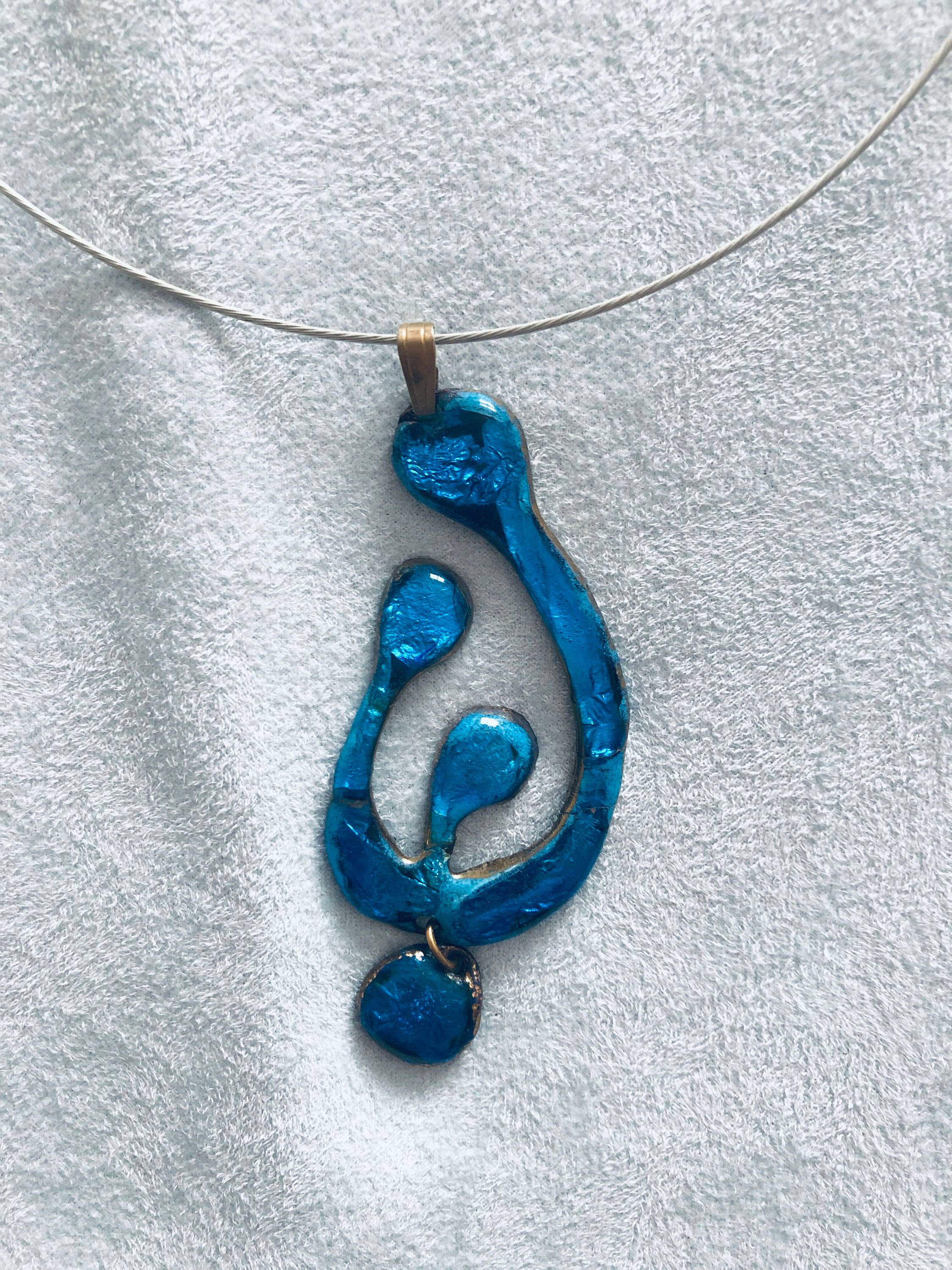 Pendentif note de musique émaillé bleu intense sur fil d’acier Neuf