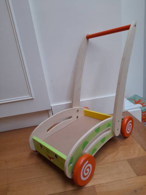 Petit chariot de marche en bois en excellent état