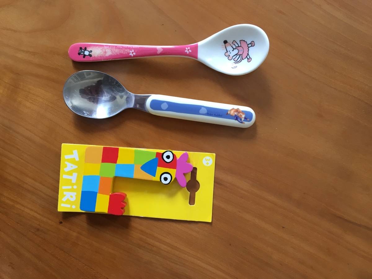 Petit lot pour enfant, 2 cuillères et lettre "L"