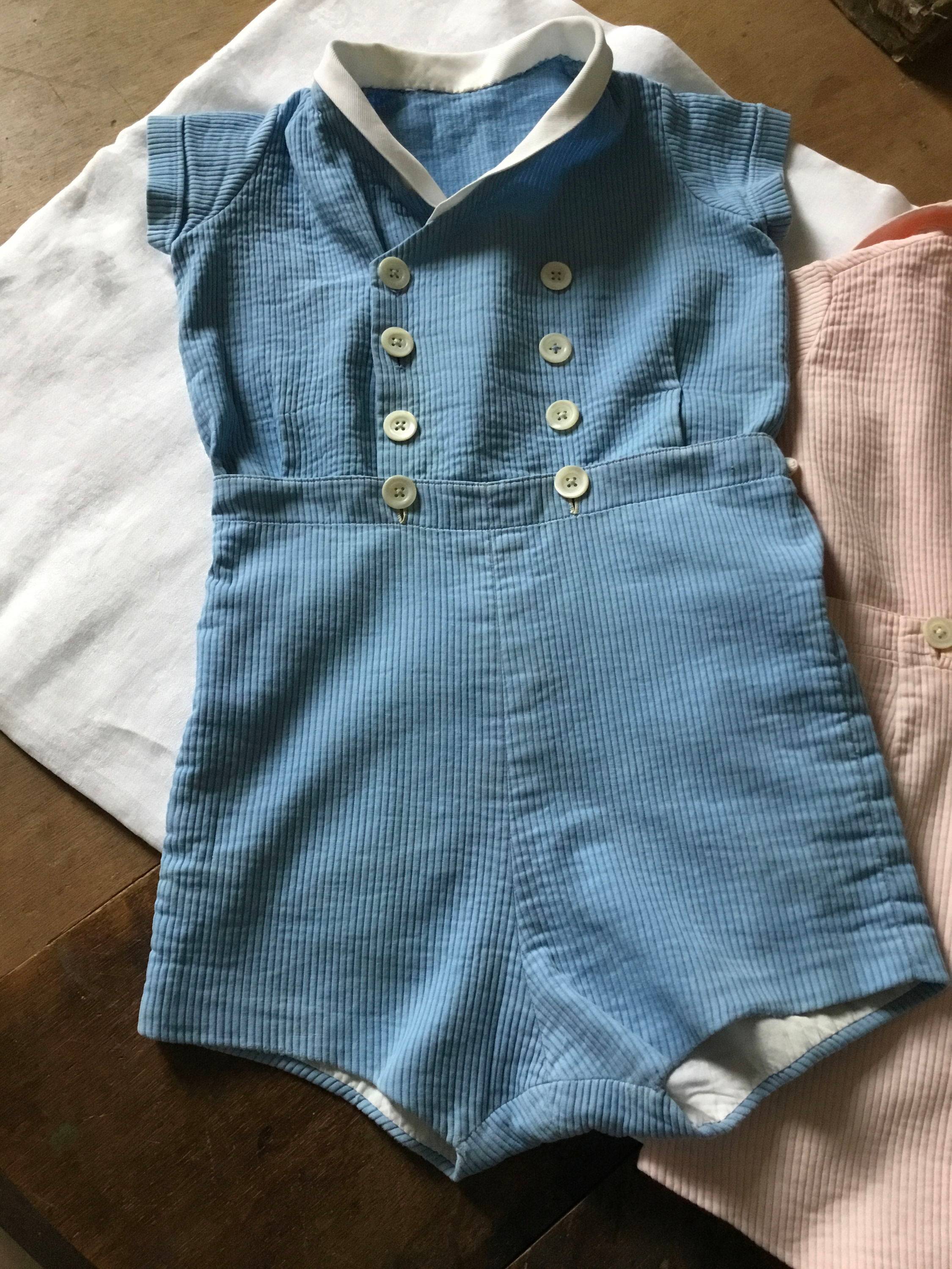 Ensemble pour petit garçon (chemisier et culotte) en coton côtelé bleu ciel années 30 - Taille 6 ans