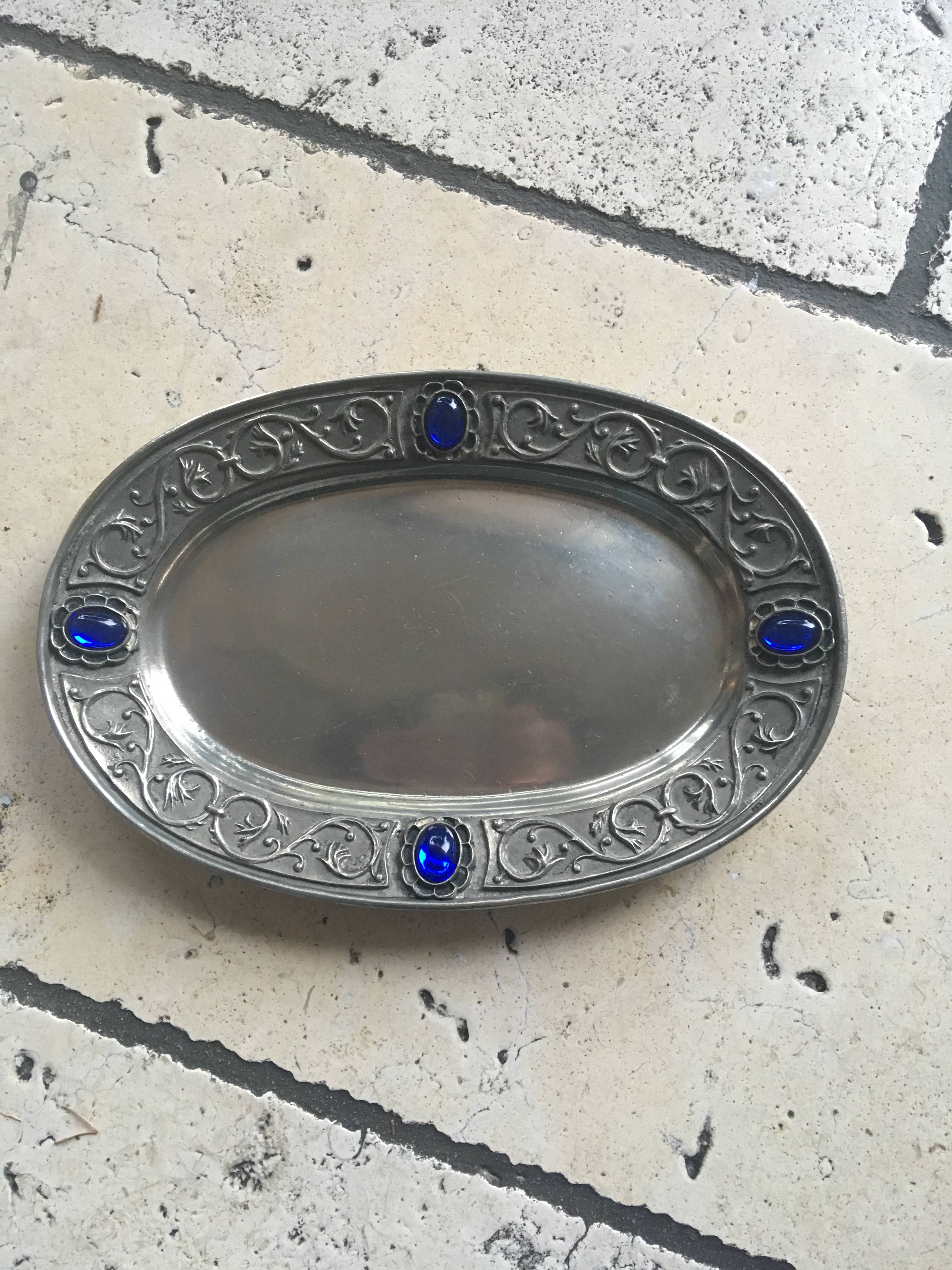Petit plat en étain
