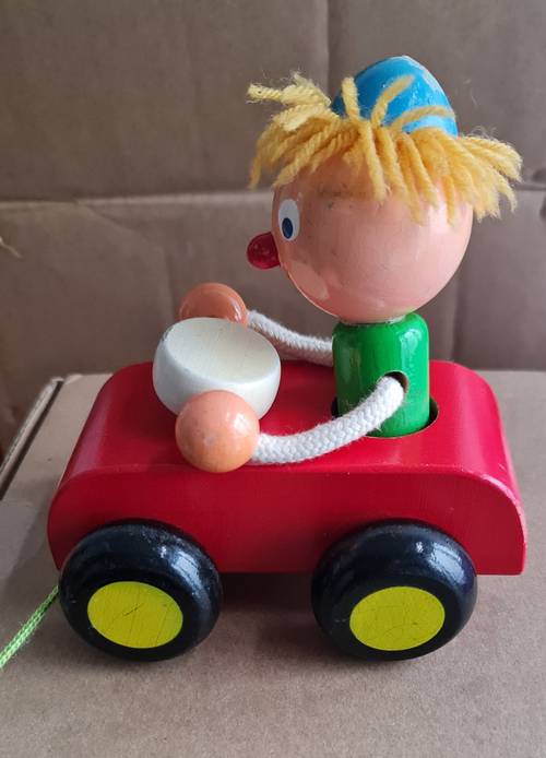 Petit jouet en bois à roulettes