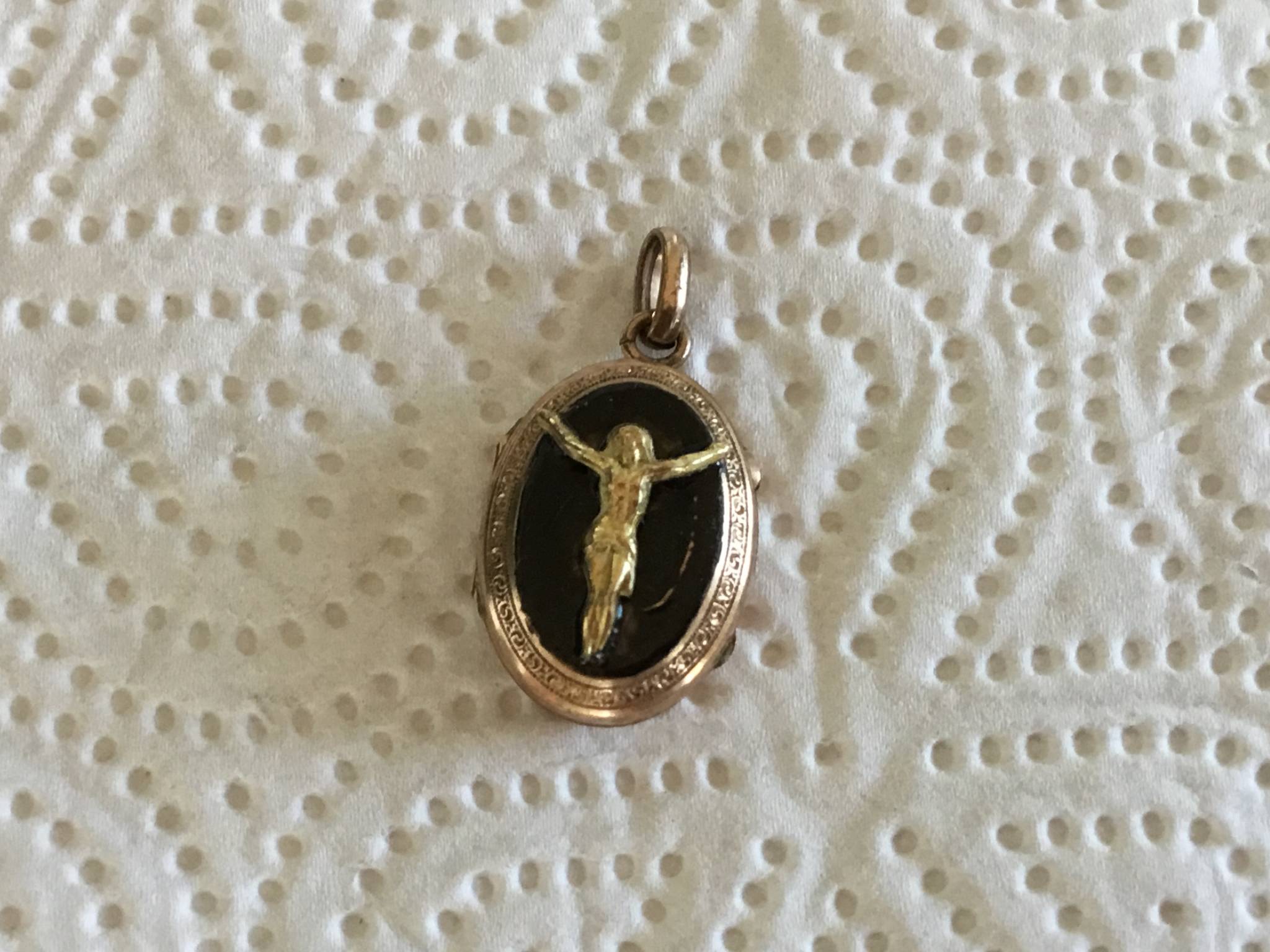 Petit médaillon pendentif plaqué or