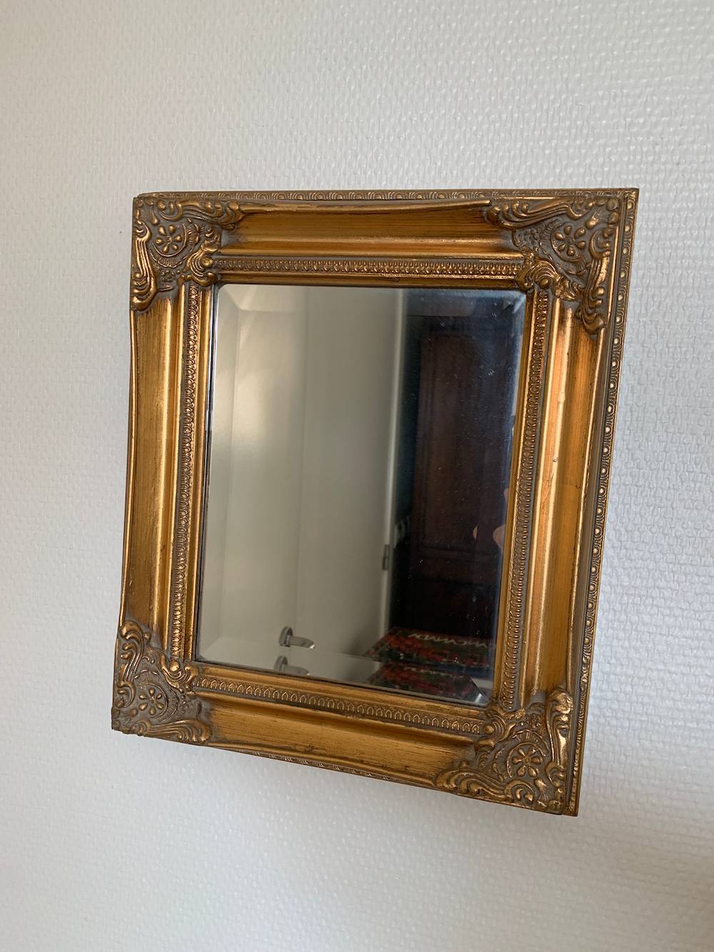 Tres beau petit miroir biseauté doré