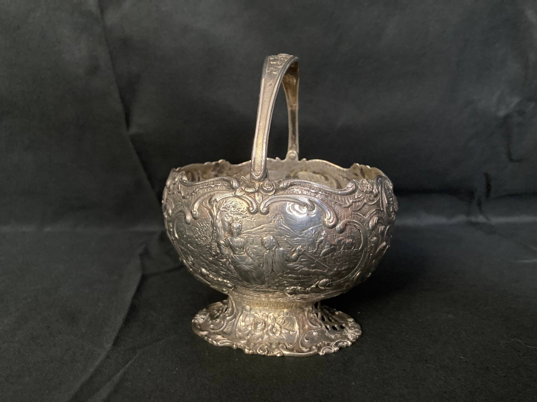 Petit panier en argent poinçons Hanau scènes galantes XIXème