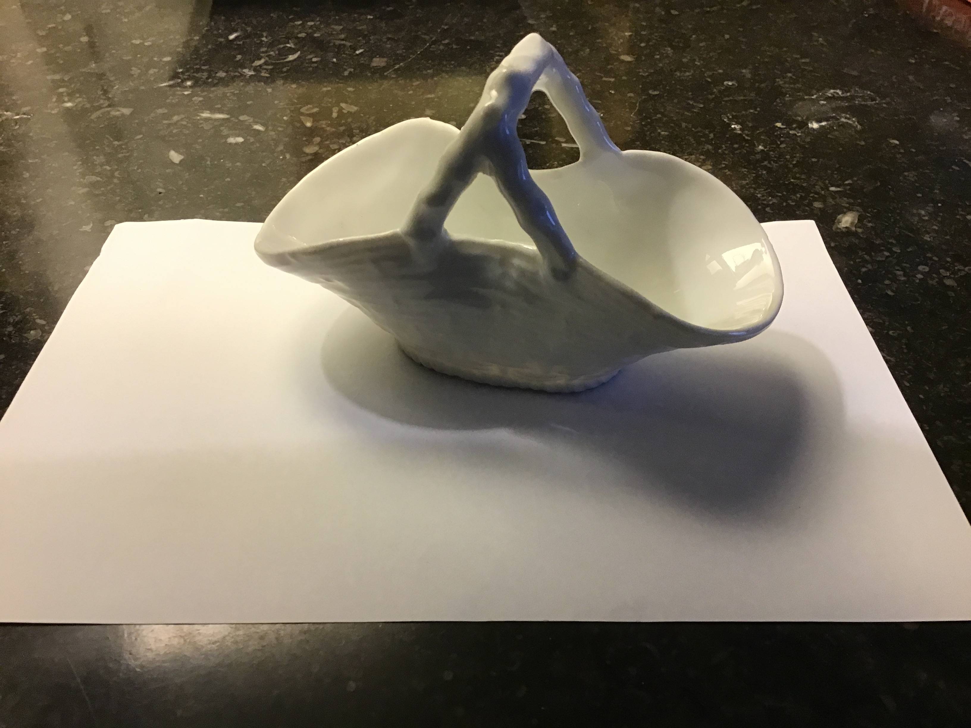 Petit panier vintage en porcelaine