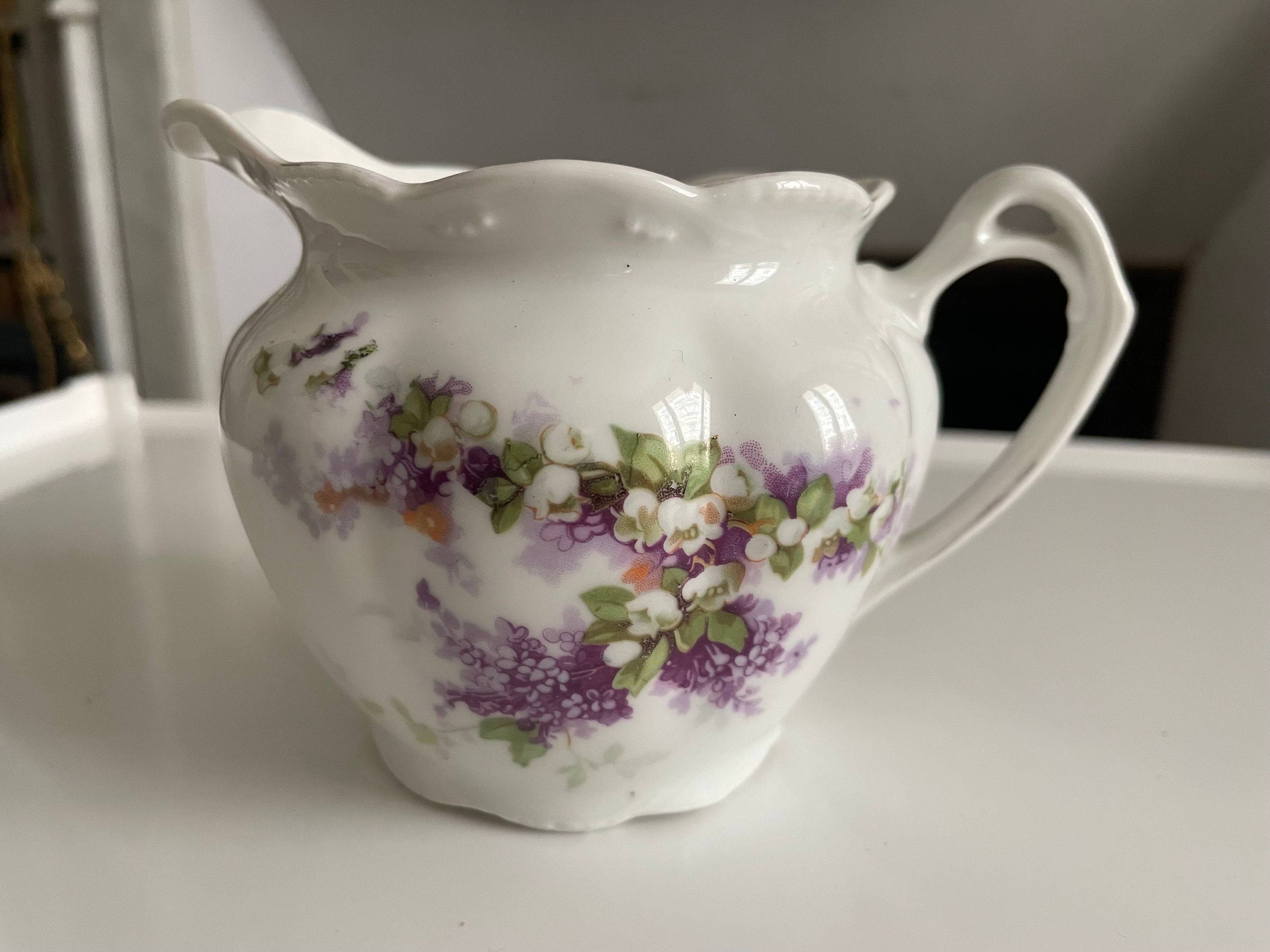 Petit pichet en porcelaine à décor floral, fin XIXe