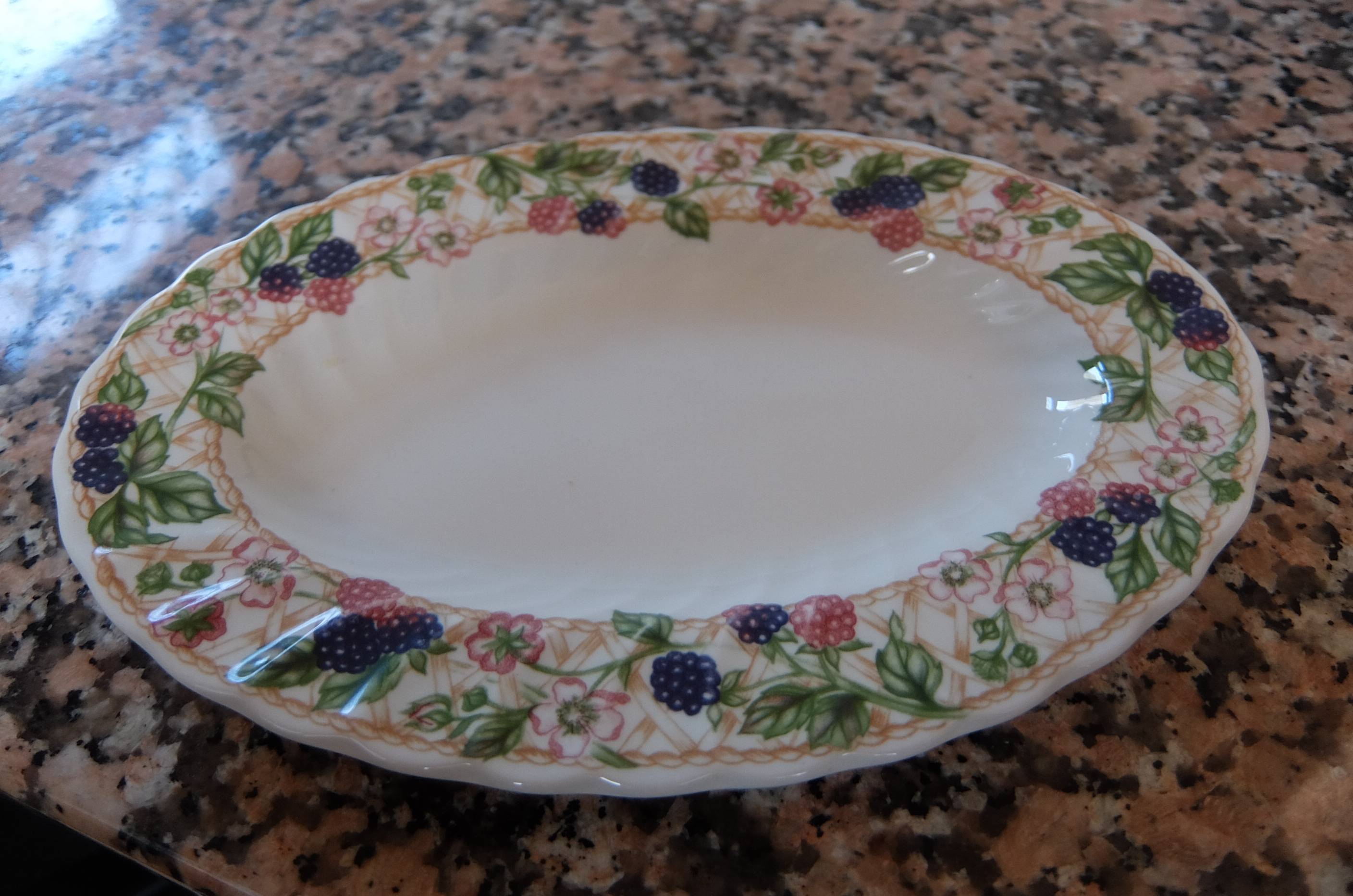 Petit ravier en porcelaine anglaise