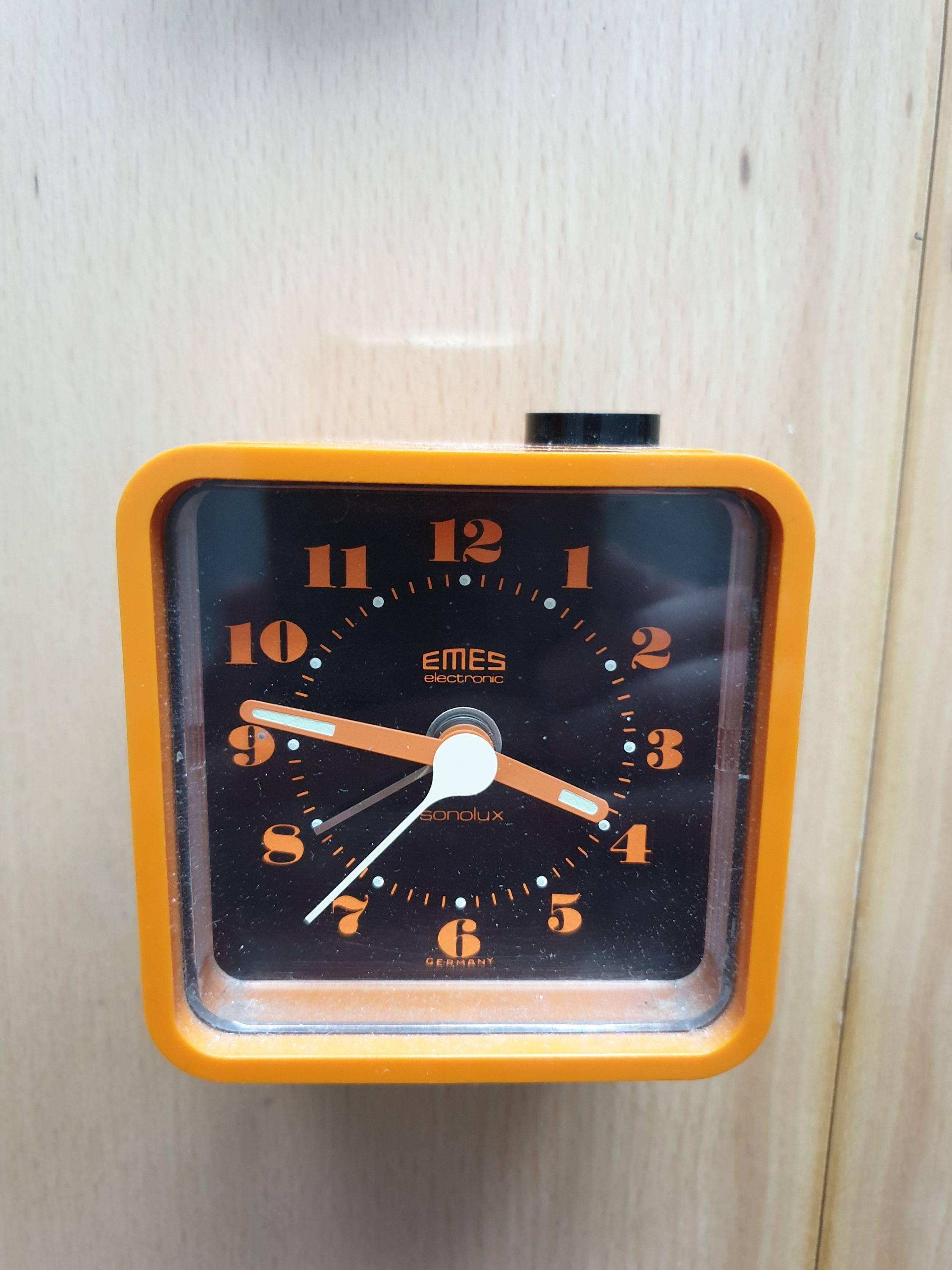 Petit réveil vintage orange Emes electronic Sonolux Made in Germany 5,5x7,5 cm