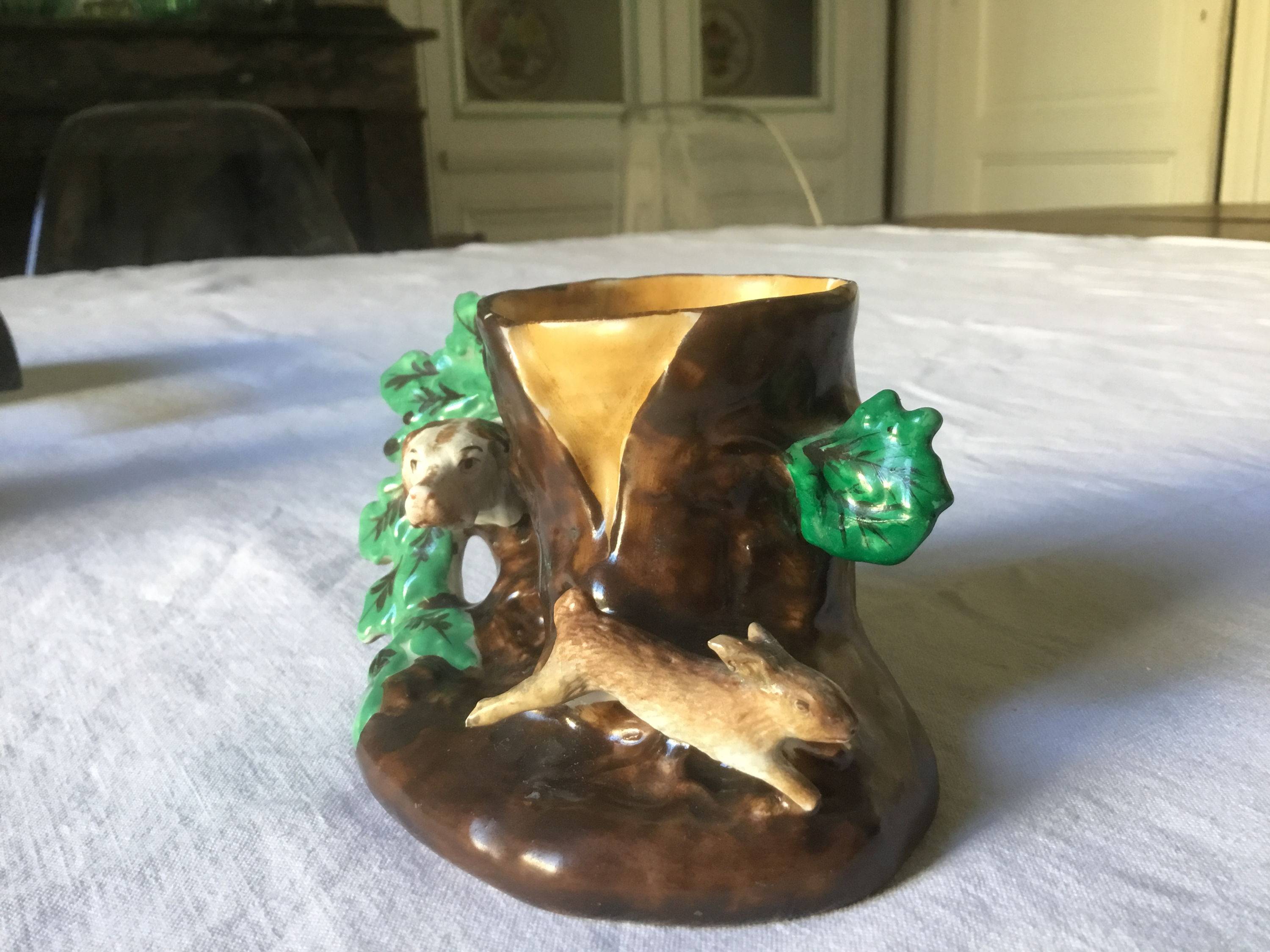 Vends petit pot à tabac en barbotine à décor de chasse XIXème
