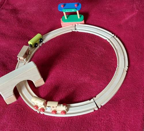 Petit train en bois et son circuit