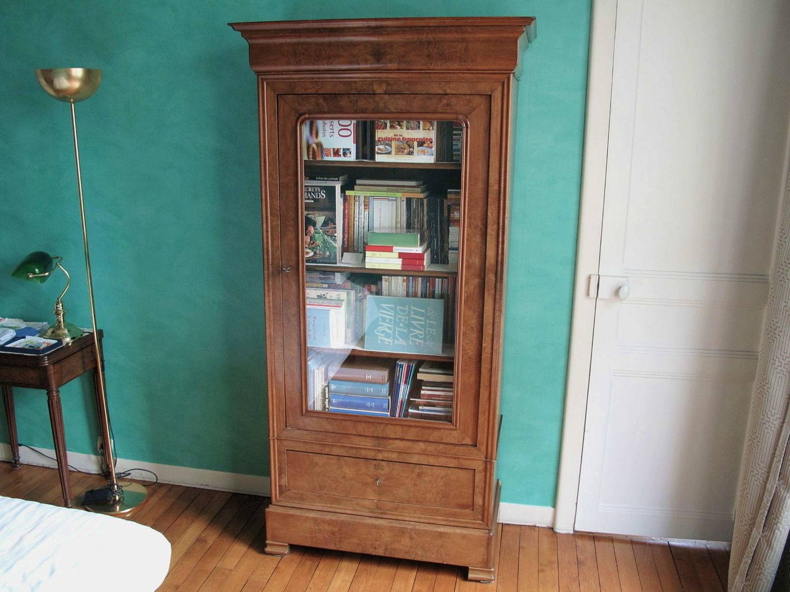 Petite armoire en noyer avec tiroir secret, d’époque Louis-Philippe