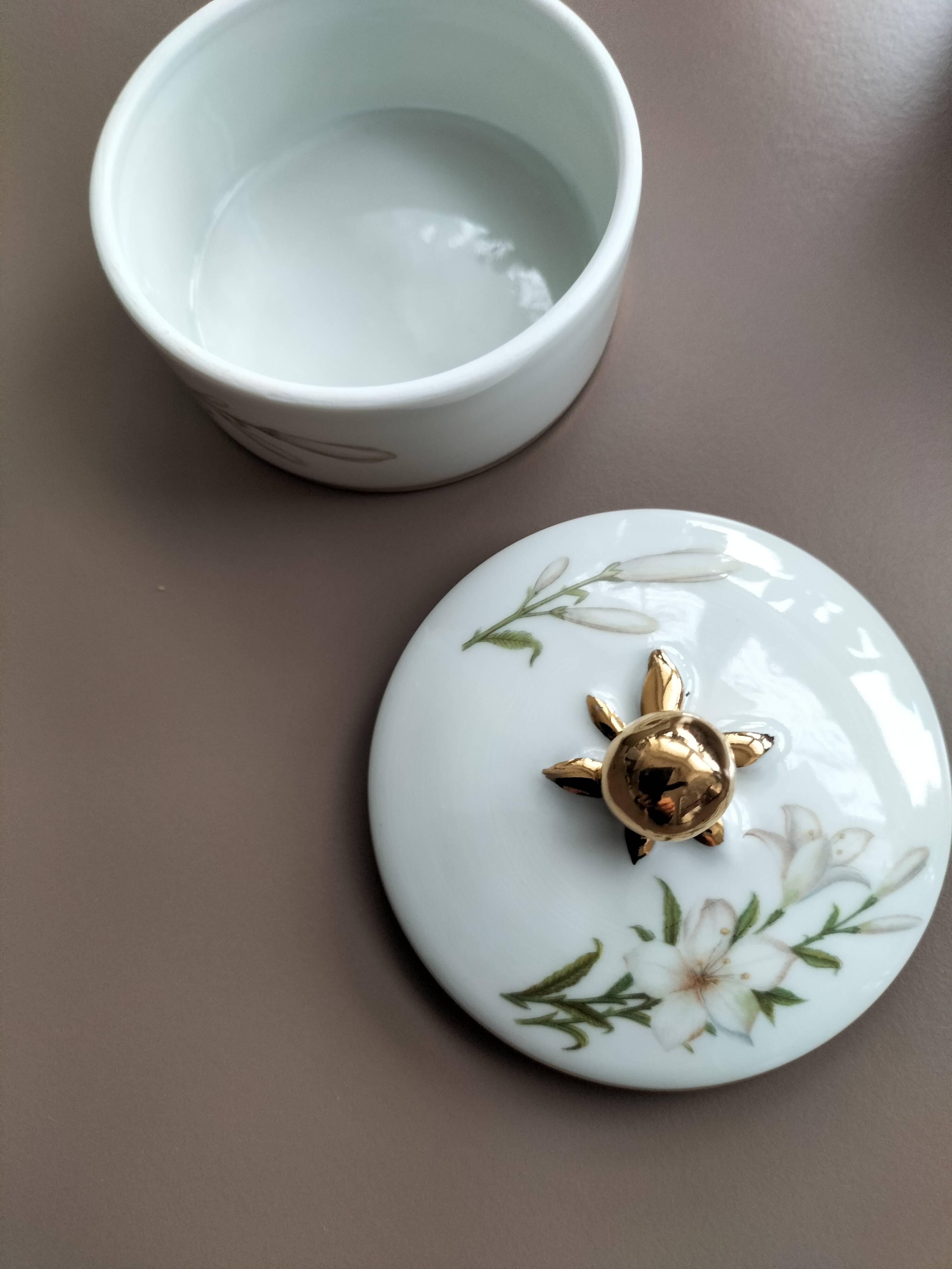 Petite boîte en porcelaine