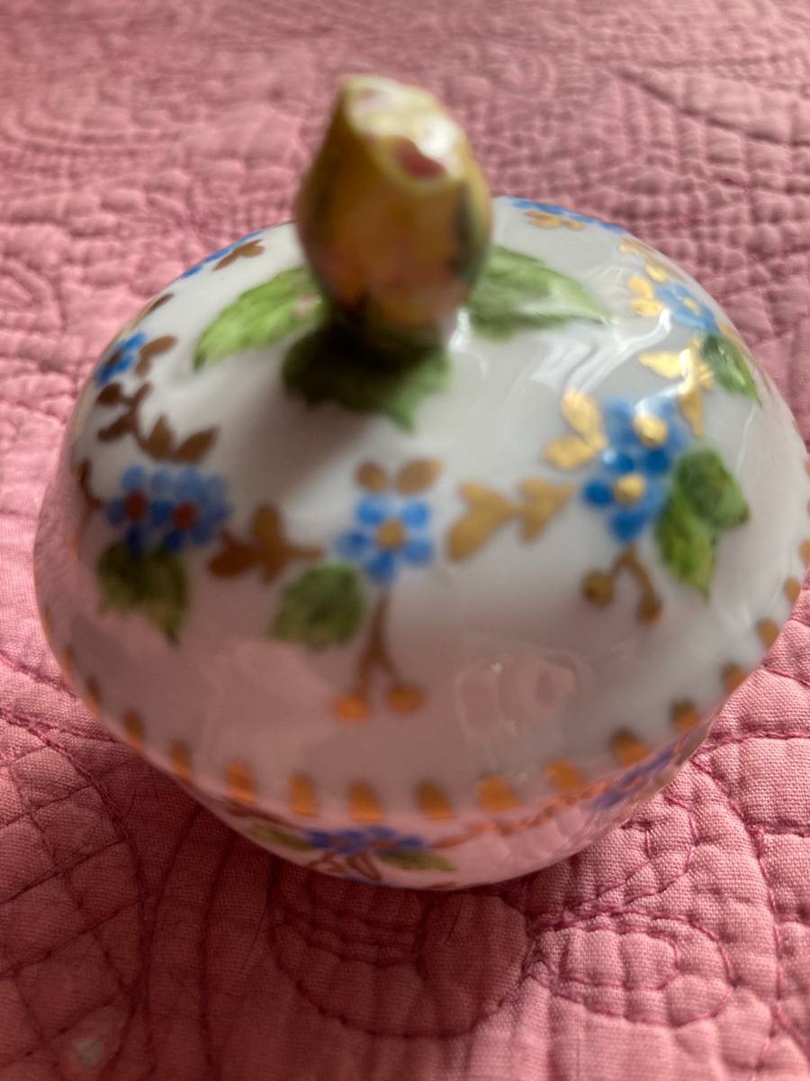 Petite boîte en porcelaine peinte à la main
