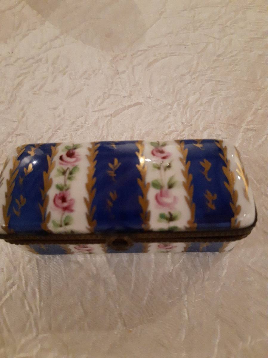 Petite boîte (à médicaments ?) en porcelaine