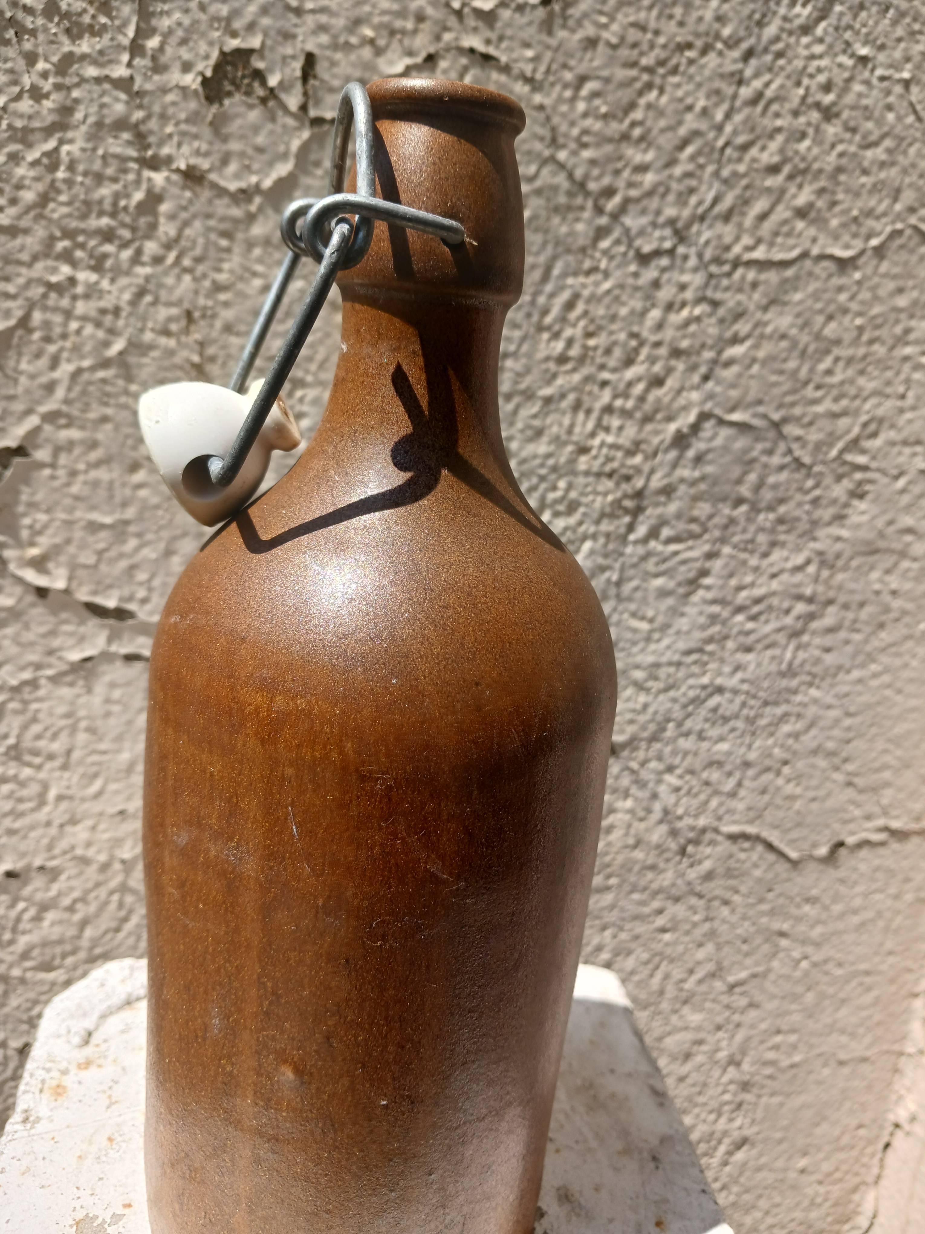 Petite bouteille en terre cuite