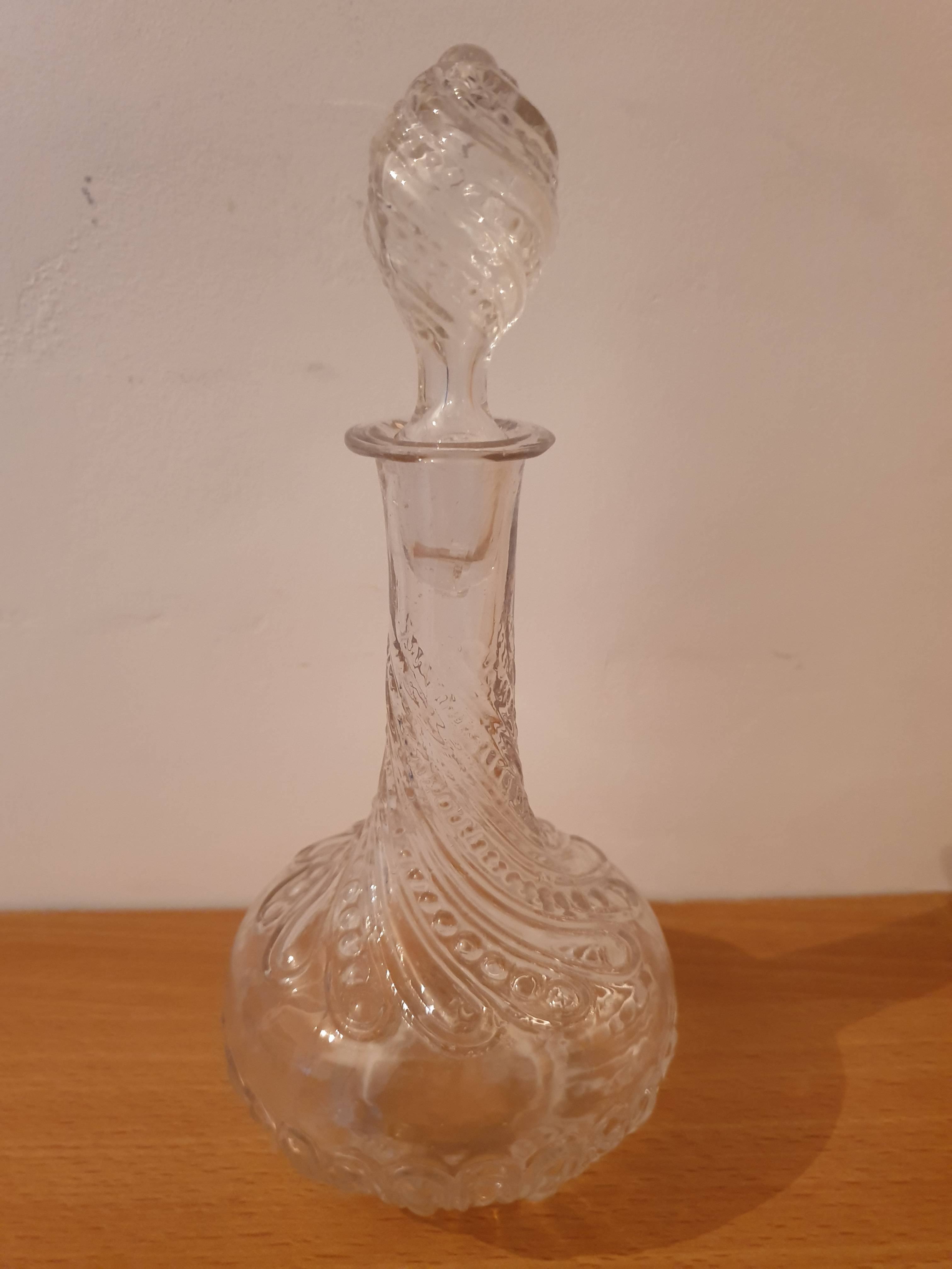 Petite carafe ancienne en cristal moulé