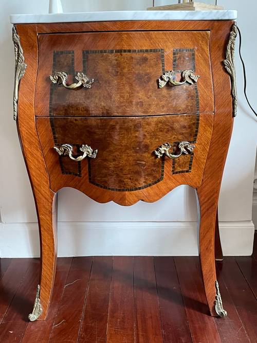 Petite commode style Louis XVI