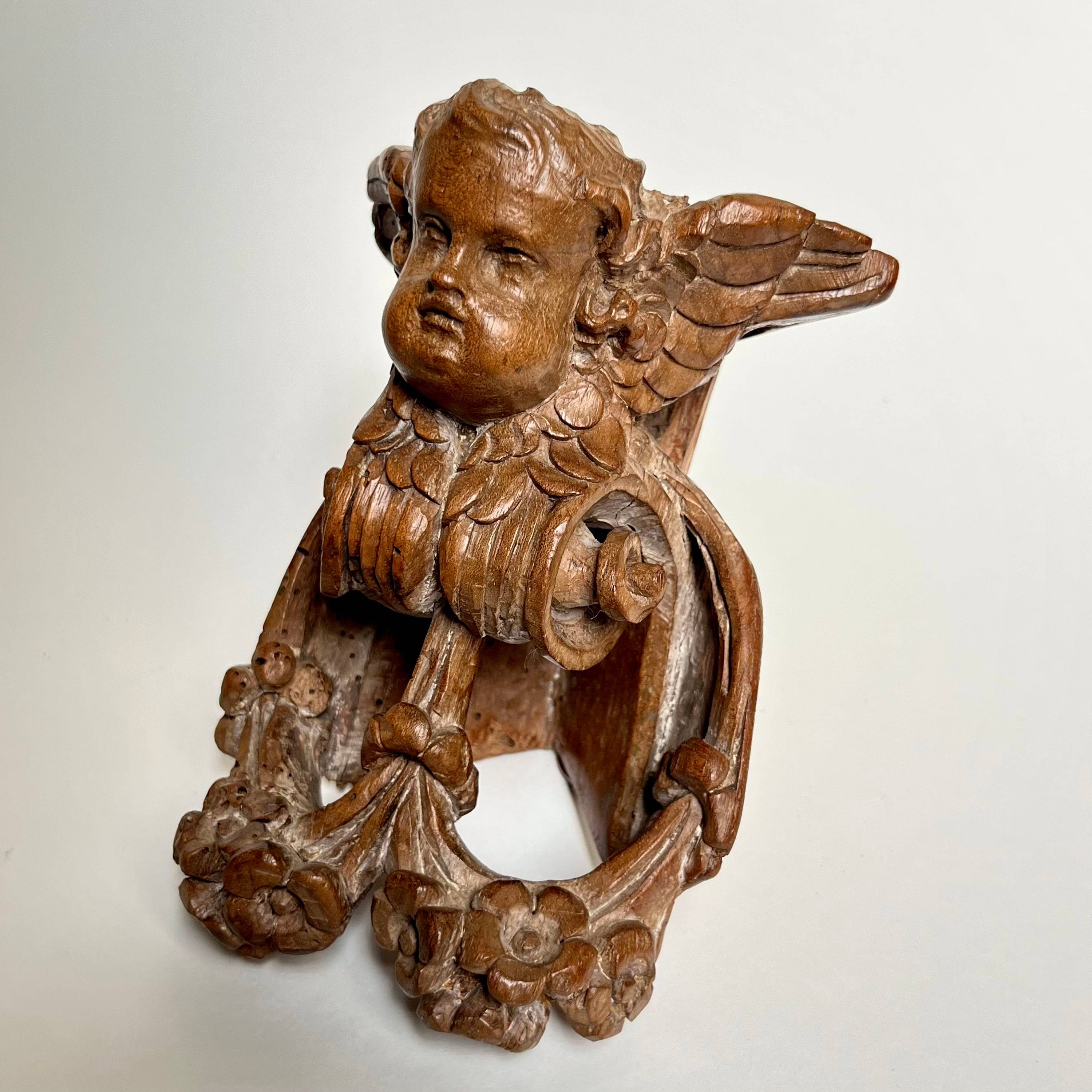 Petite console d’applique d’angle en bois sculpté d’un putto XVIIIe siècle 18e