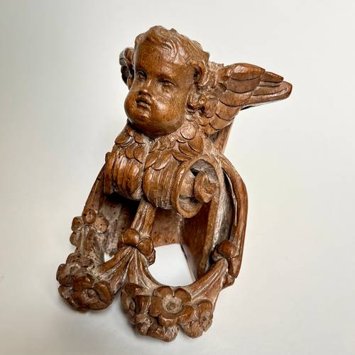 Petite console d’applique d’angle en bois sculpté d’un putto XVIIIe siècle 18e