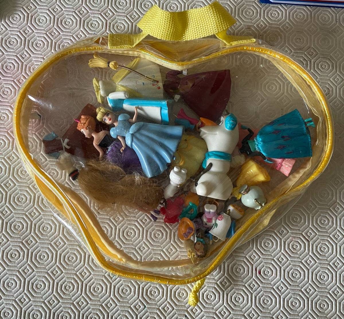 Petite malette transparente avec des figurines