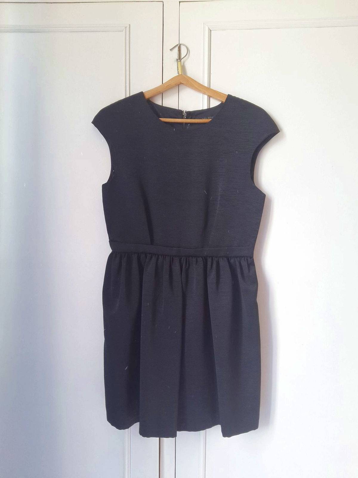 Robe Noire Zara - Coupe A-Line - Taille M - Occasion En Très Bon état