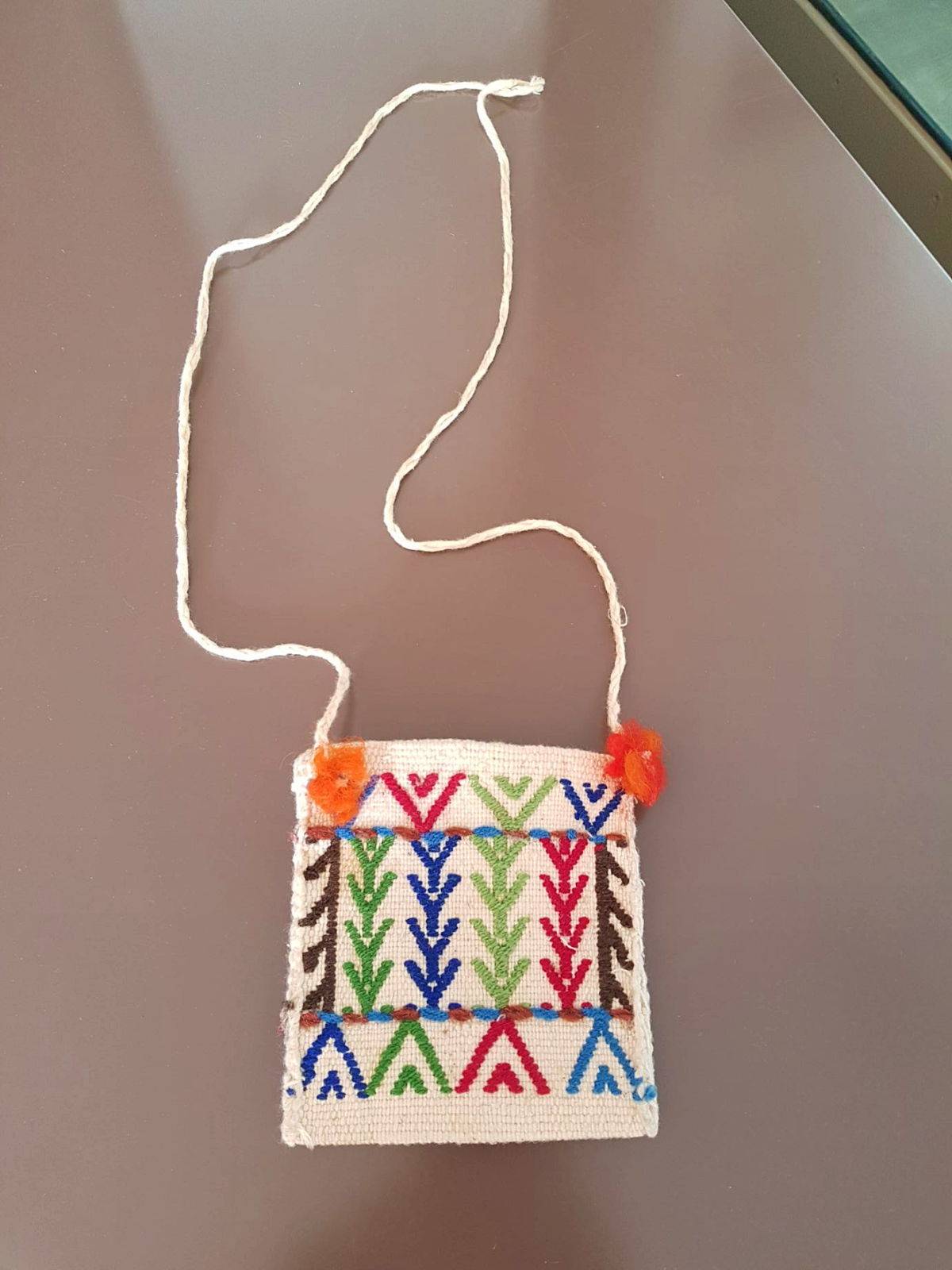 Petite pochette brodée, artisanale
