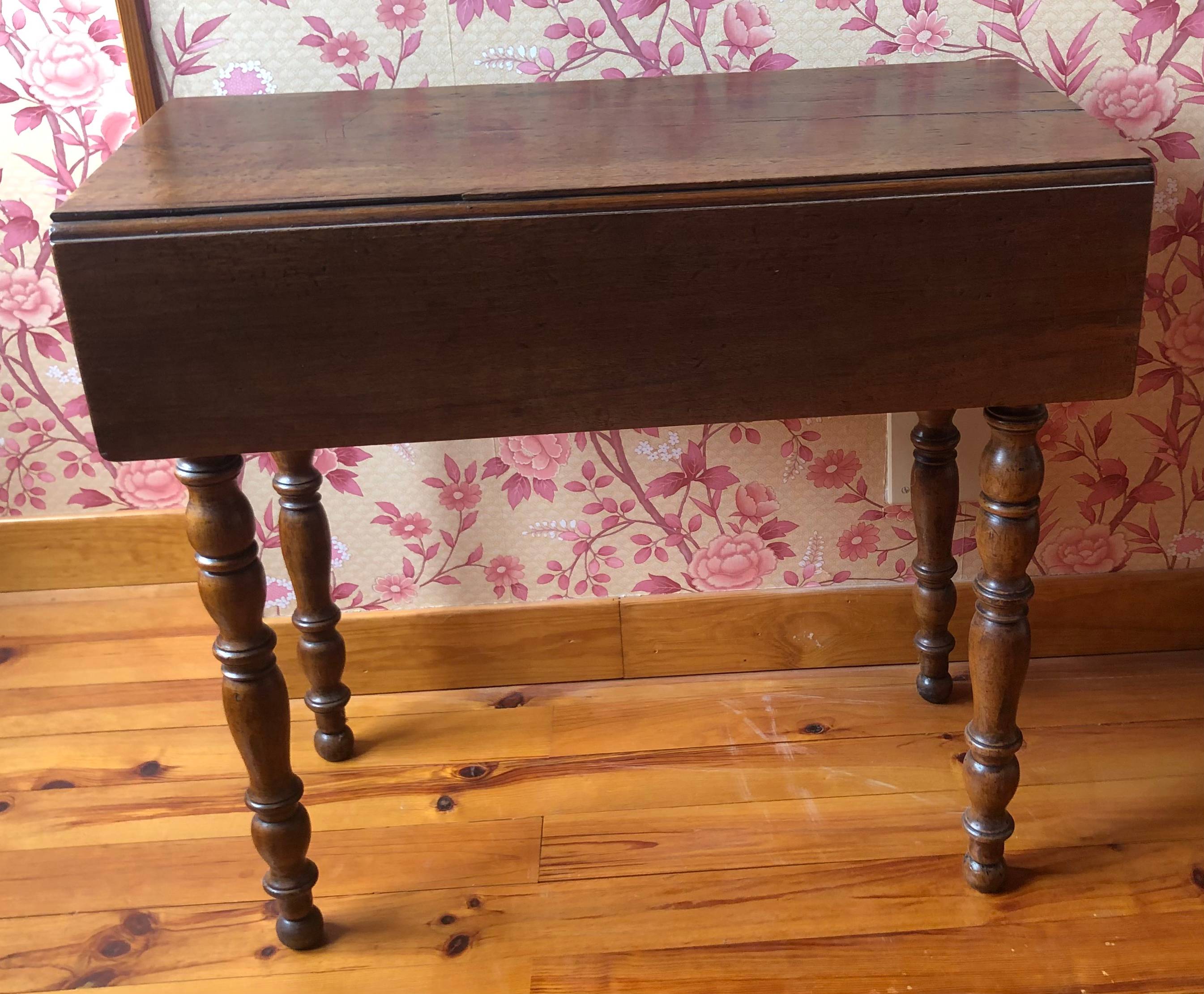 Petite table ancienne avec rabats et tiroir