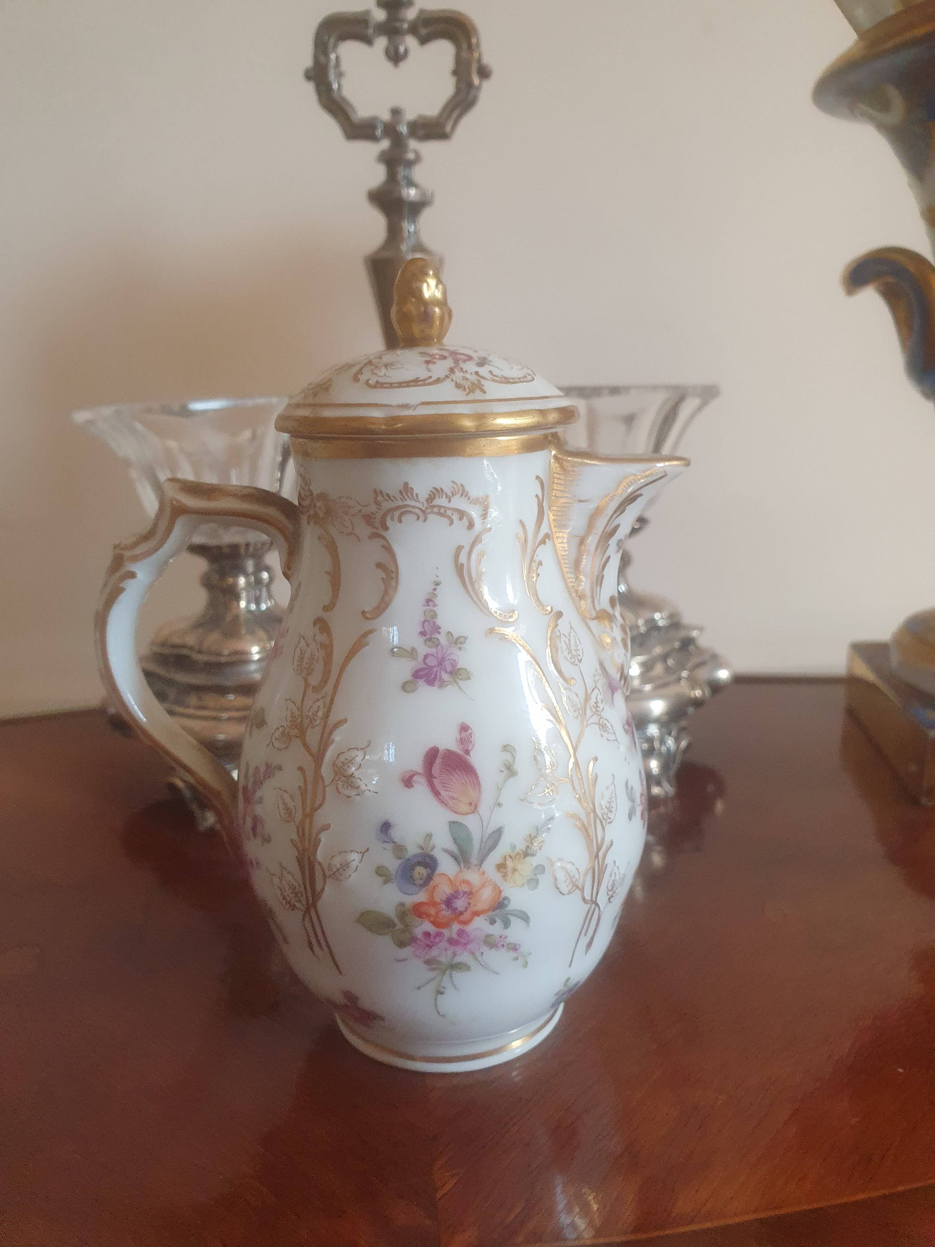 Petite verseuse en porcelaine de Paris