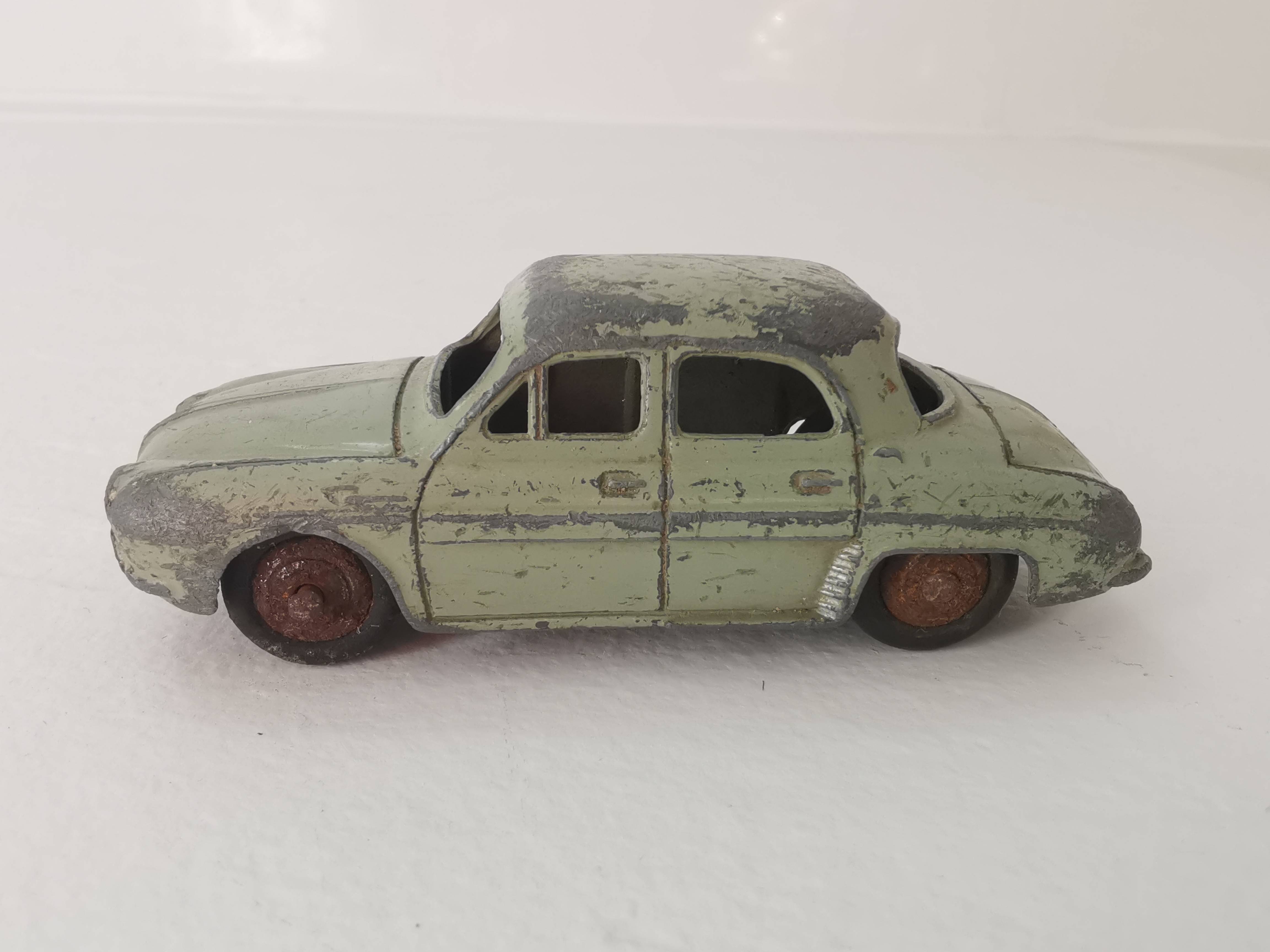 Petite voiture de collection - Dinky Toys N° 24E Renault Dauphine vert Meccano