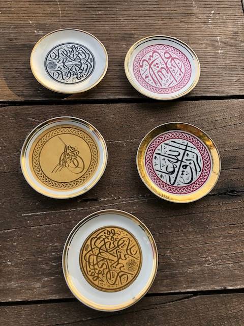 Lot de 5 petites assiettes décoratives en très bon état