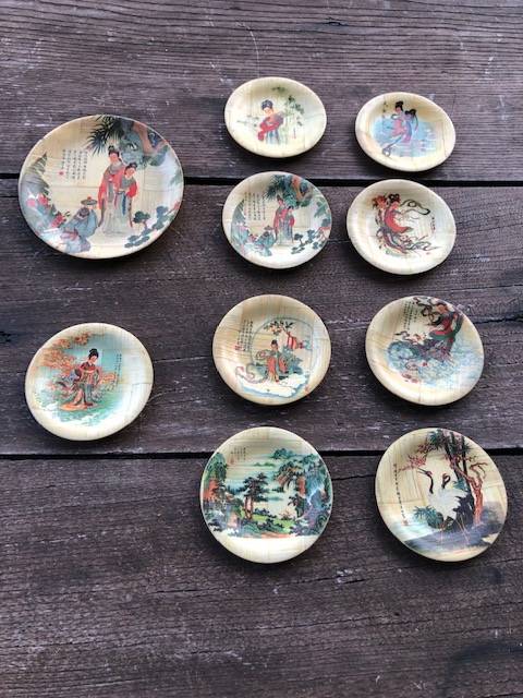 9 petites assiettes japonaises en bambou tressé + 1 assiette de taille moyenne en très bon état