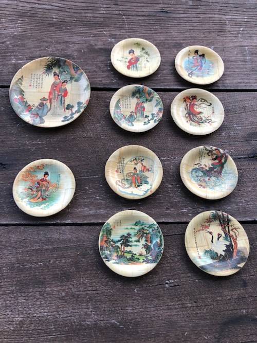 9 petites assiettes japonaises en bambou tressé + 1 assiette de taille moyenne en très bon état