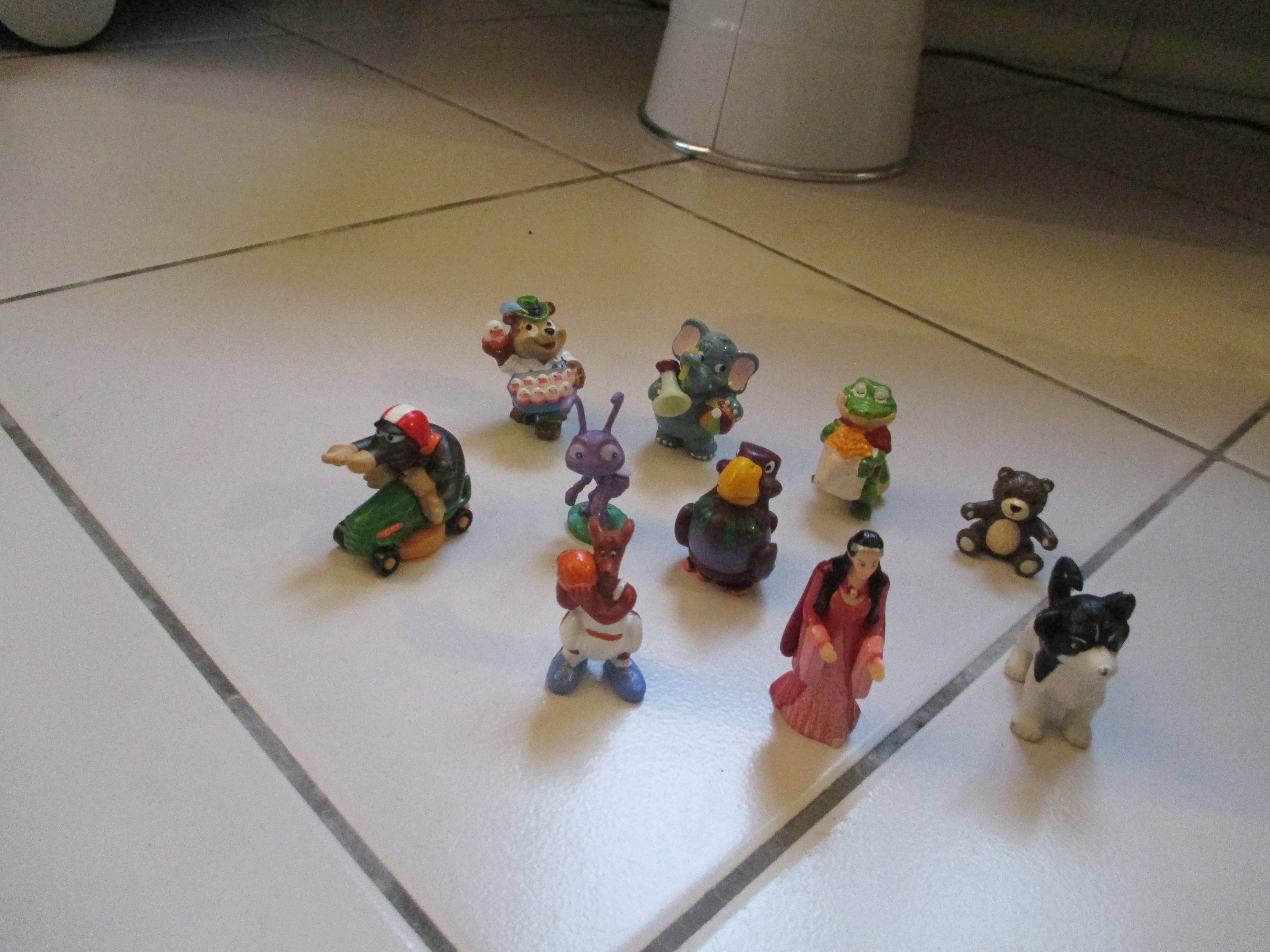 Petites figurines variées pour enfant
