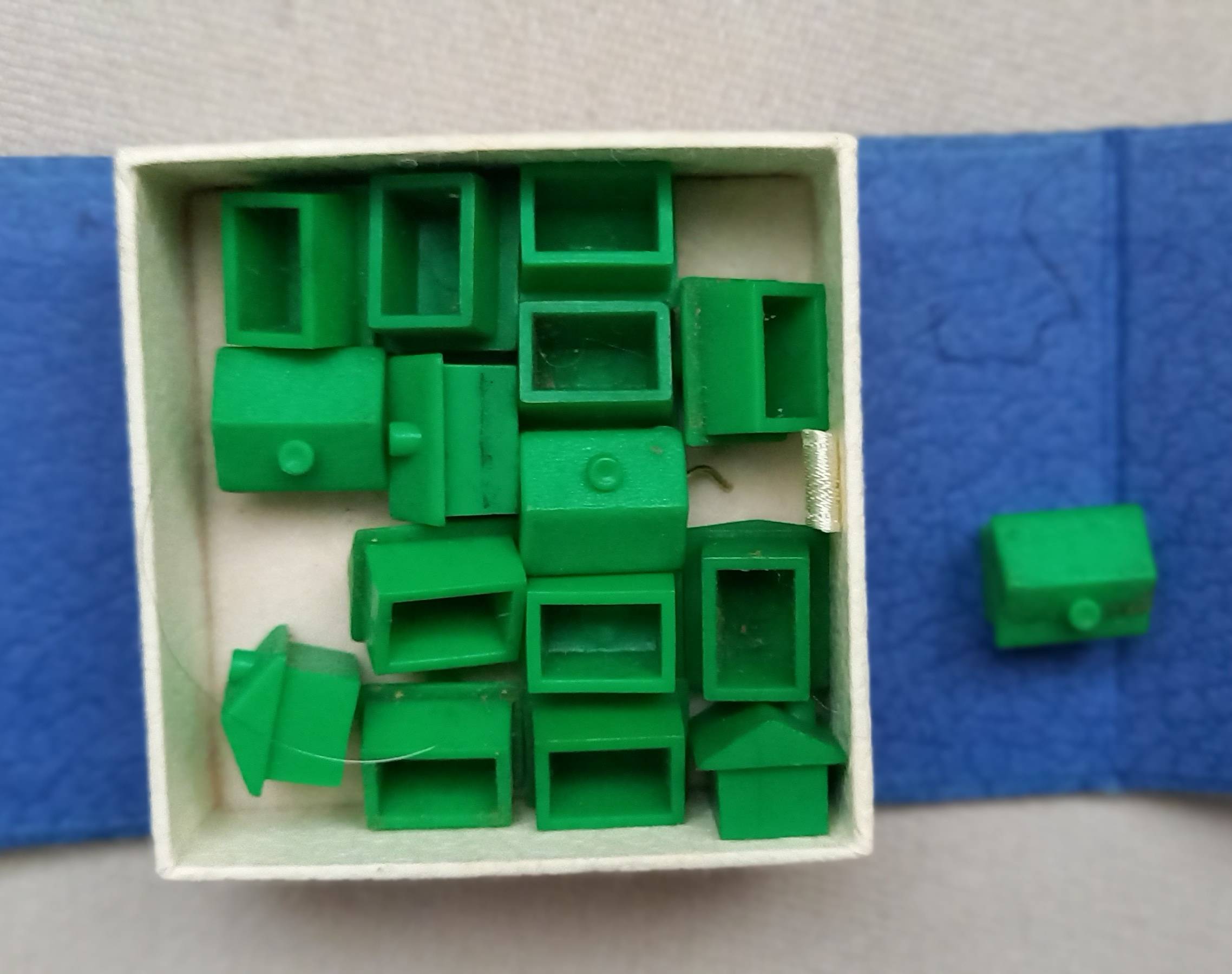 Petites maison en plastique vert pour jeu Monopoly