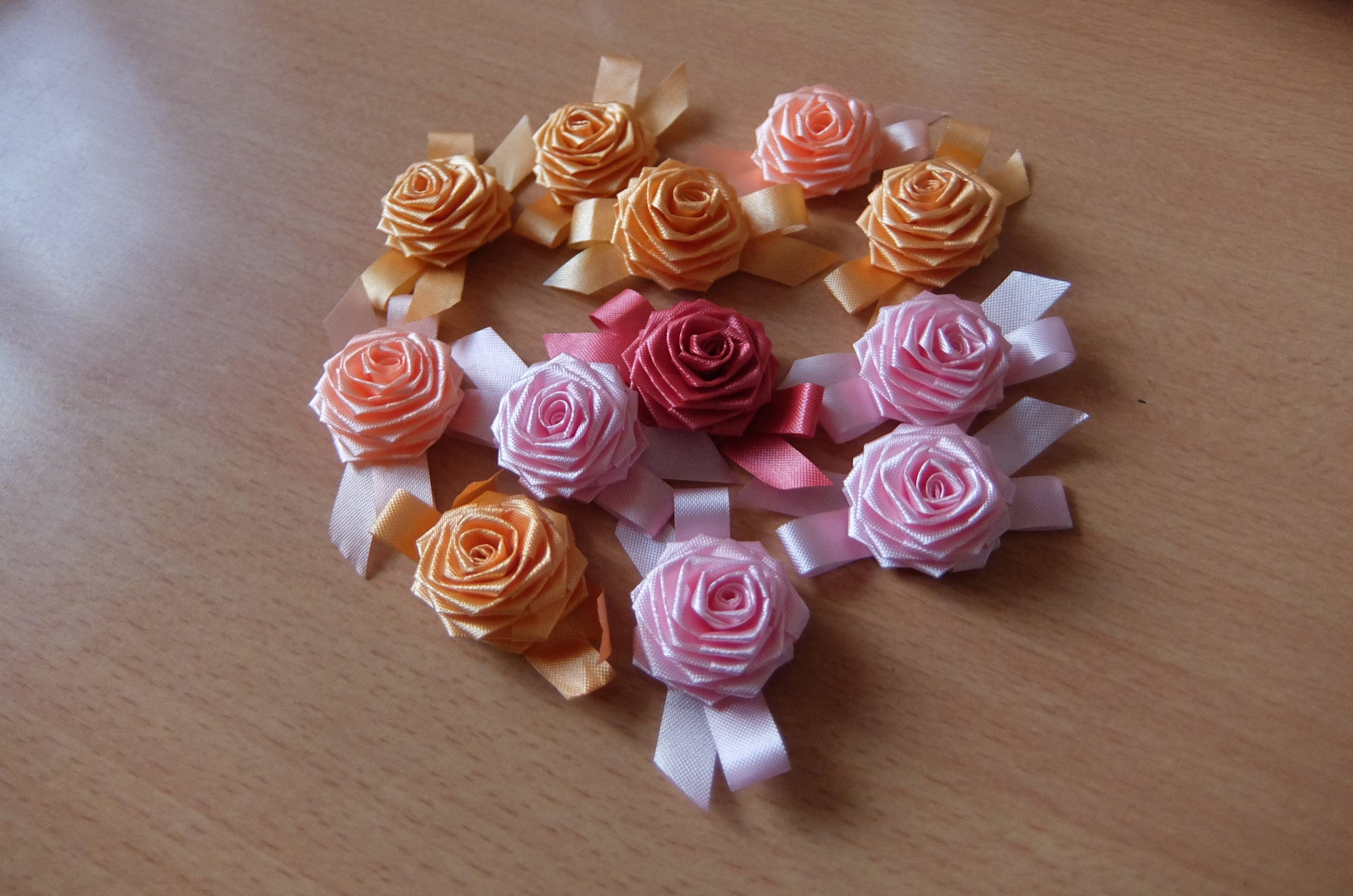 Lot douze petites roses pour décoration, neuves