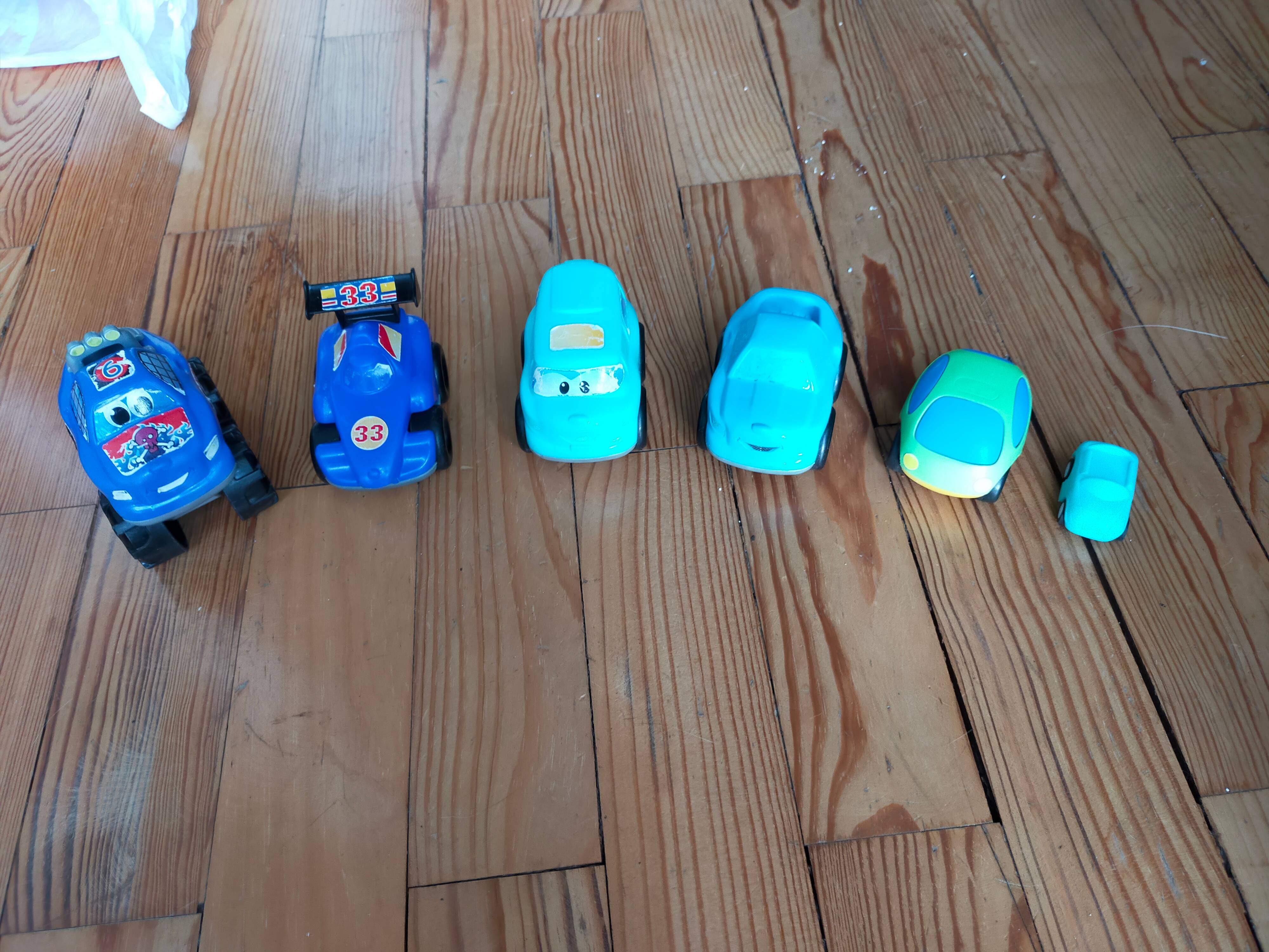 Lot de 6 petites voitures en plastique dont Cars