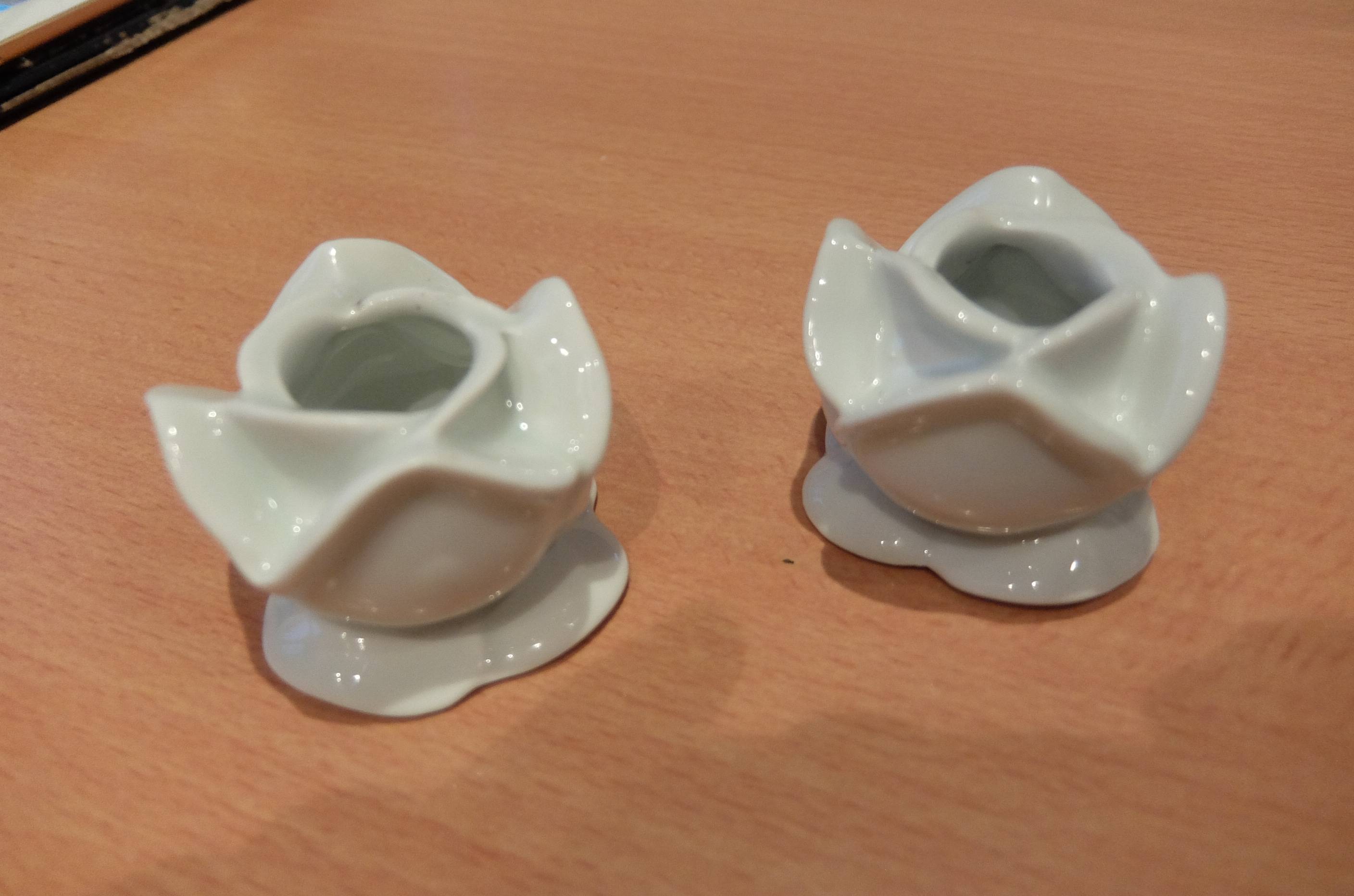 Vends lot de deux petits bougeoirs en faïence blanche