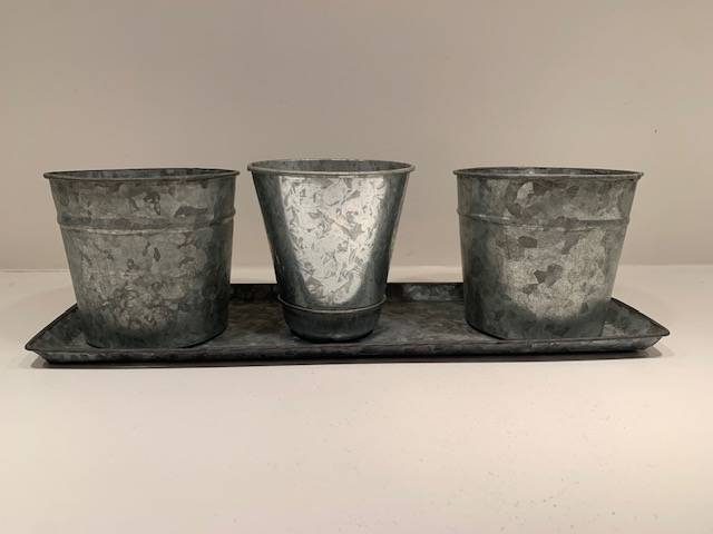 3 petits cache-pots sur un plateau en métal vieilli – marque SIA