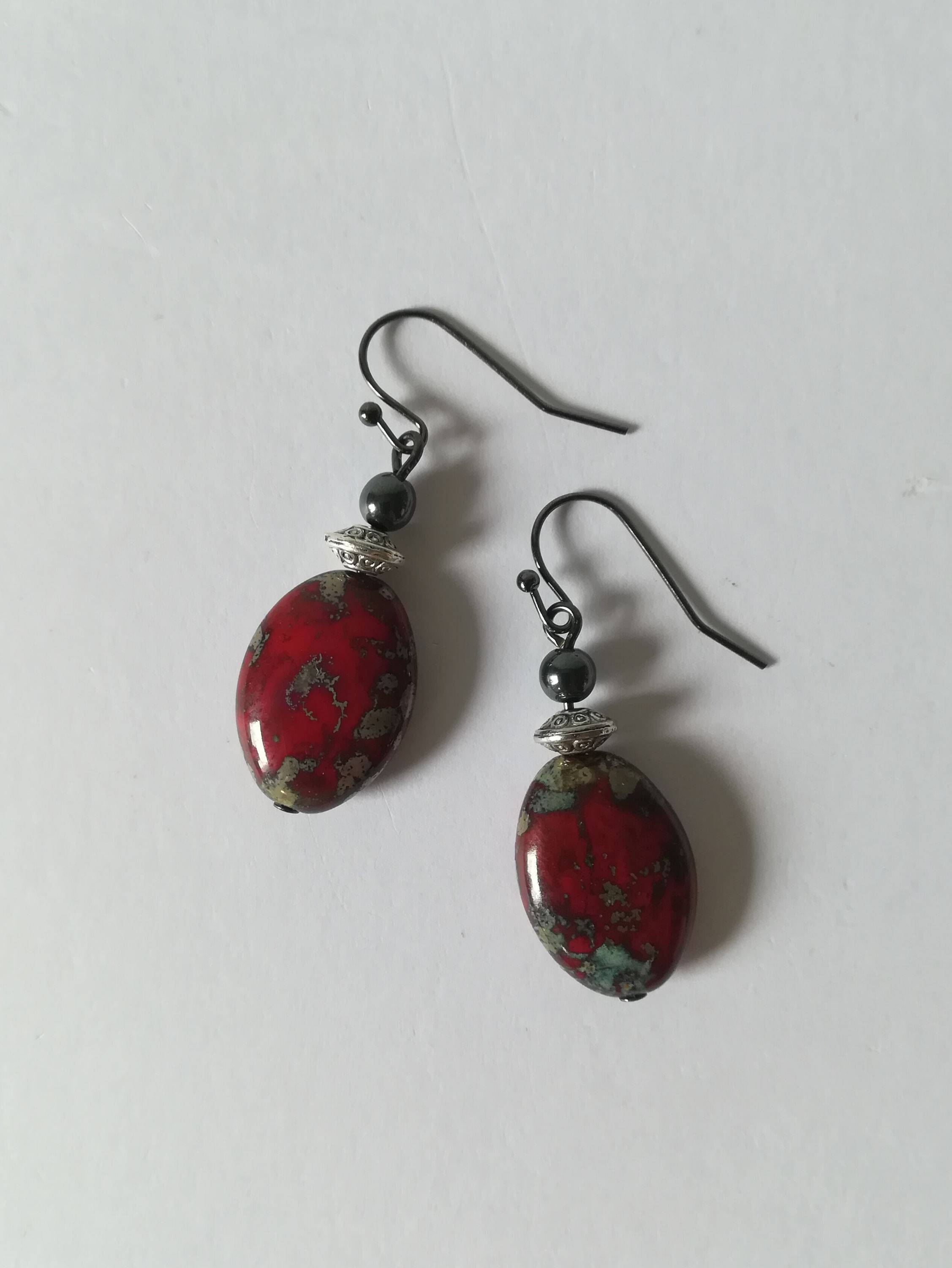 Petits pendants en céramique marbrée, création, cadeau