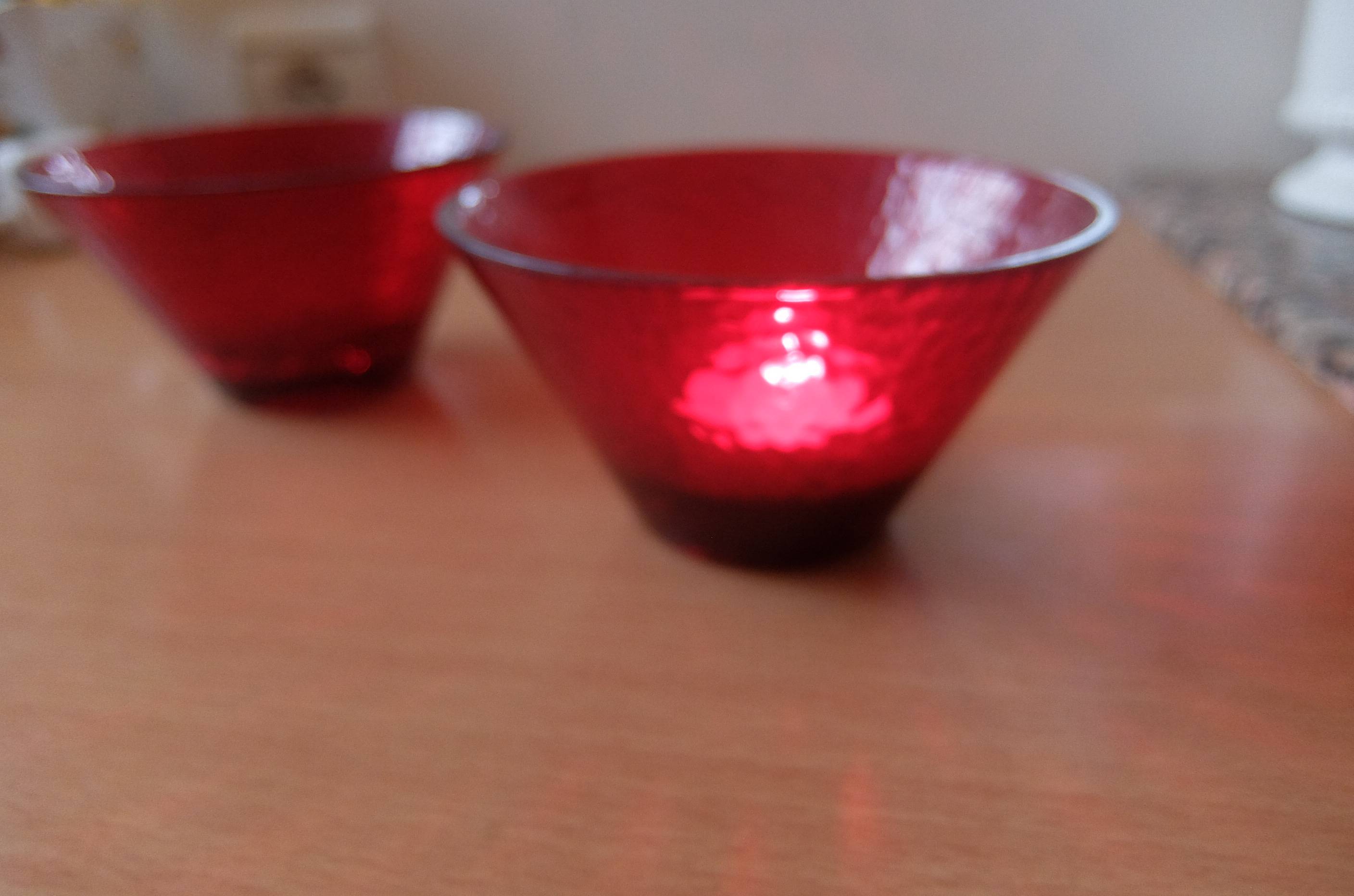 Deux petits photophores rouges en plastique