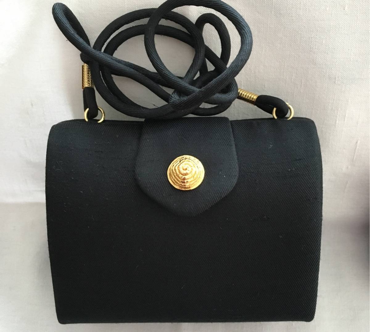 2 petits sacs de soirée en soie noire