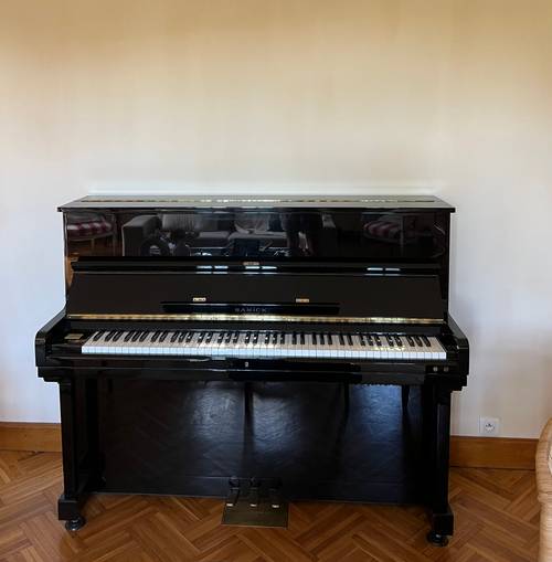 Piano droit d’expression Samick laqué noir, hauteur 118 cm, table d’harmonie en bon état, série German Scale