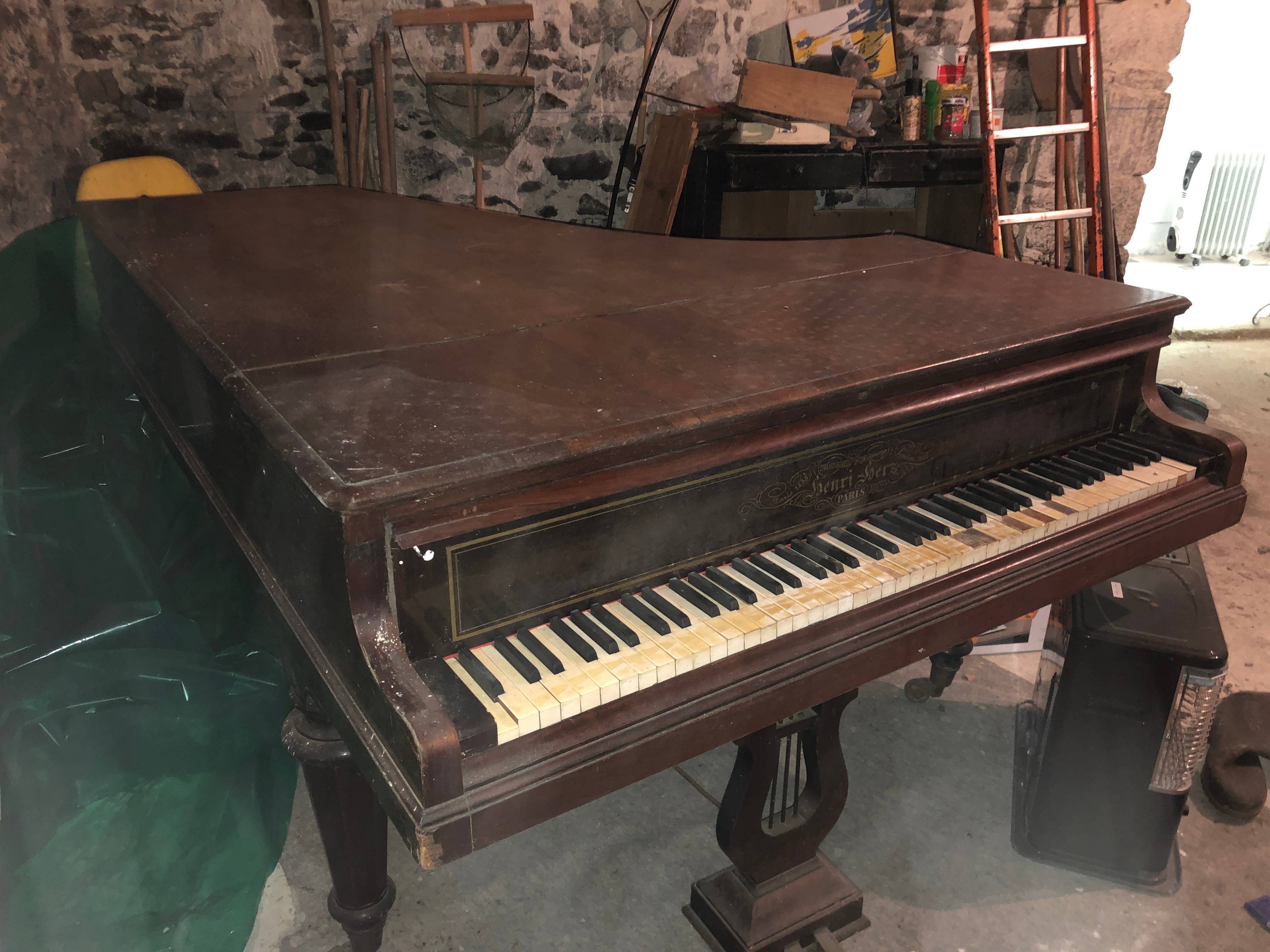 Piano à queue cadre métallique sur Gens de Confiance