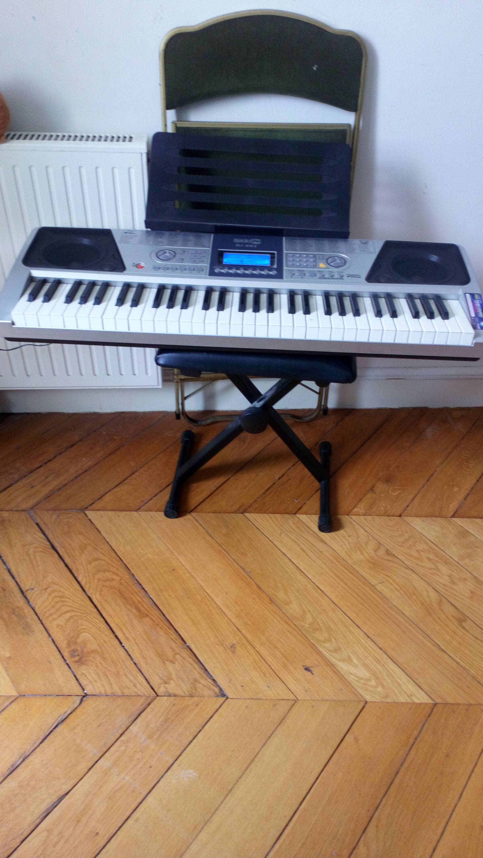 Piano synthétiseur+tabouret et pupitre