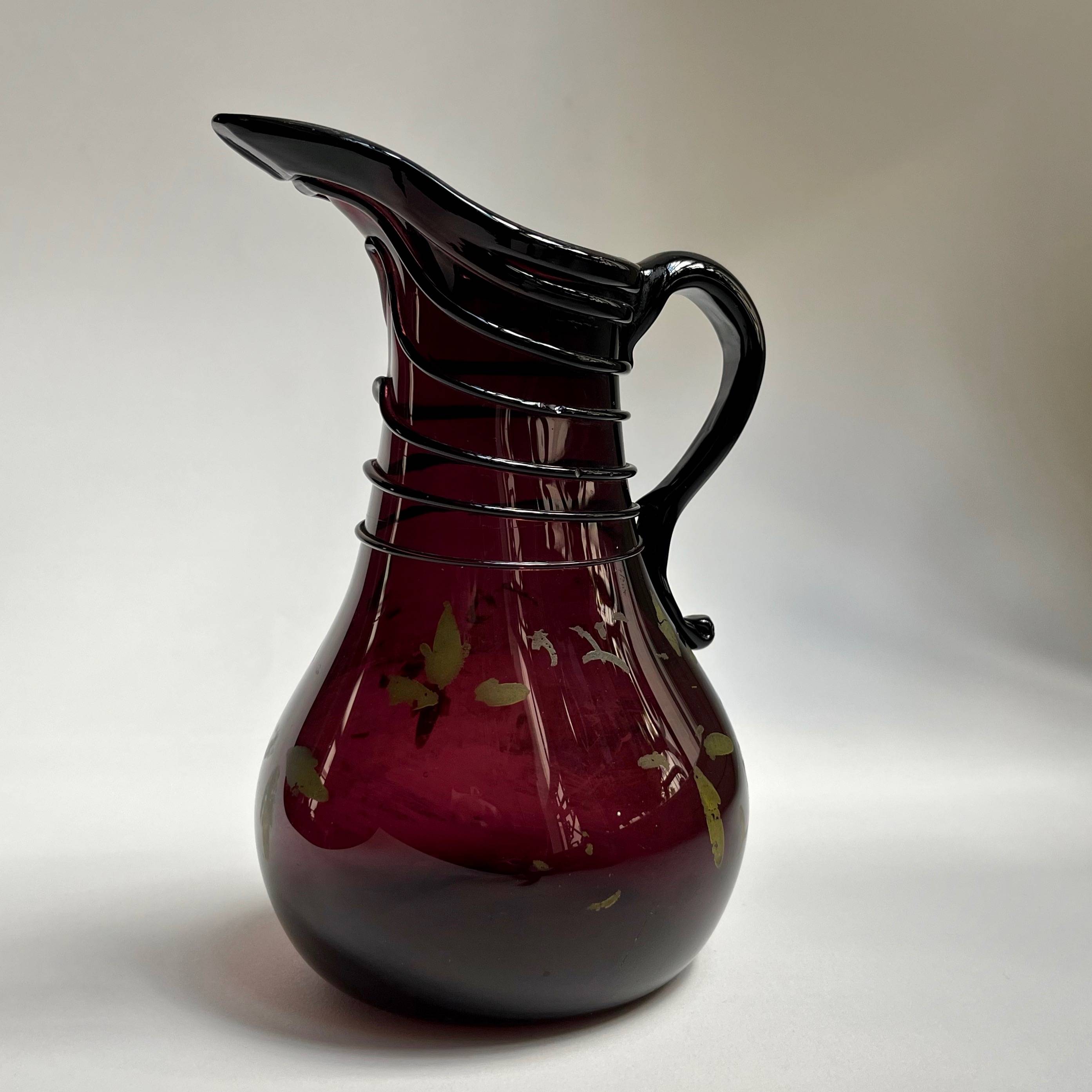 Pichet normand à filet et décor peint en verre soufflé teinté aubergine XVIIIe siècle 18e